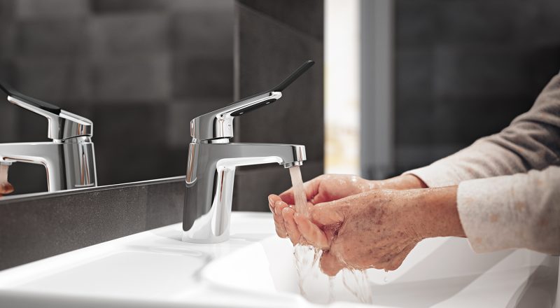 Bild på kvinna som tvättar händerna.