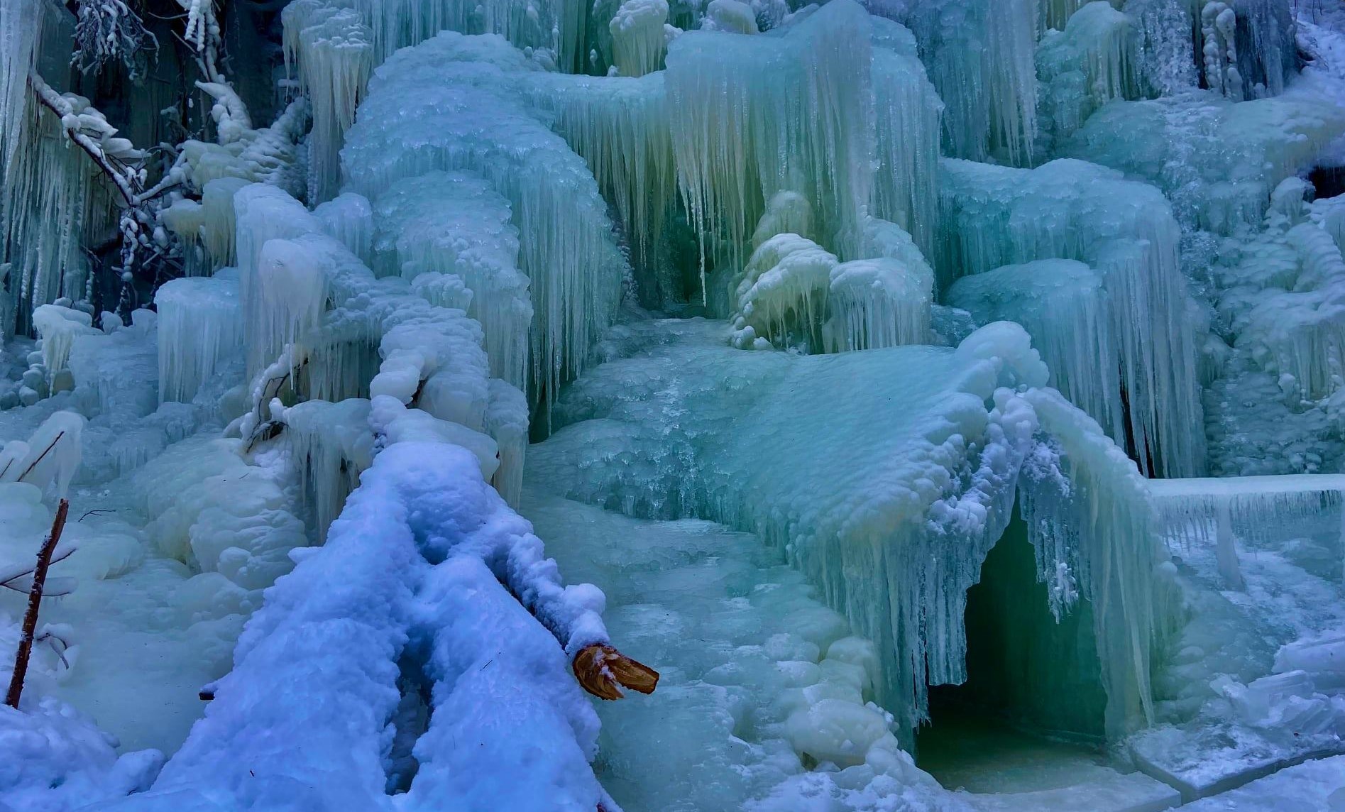 Er biseksualning jinsiy azosini yalagan