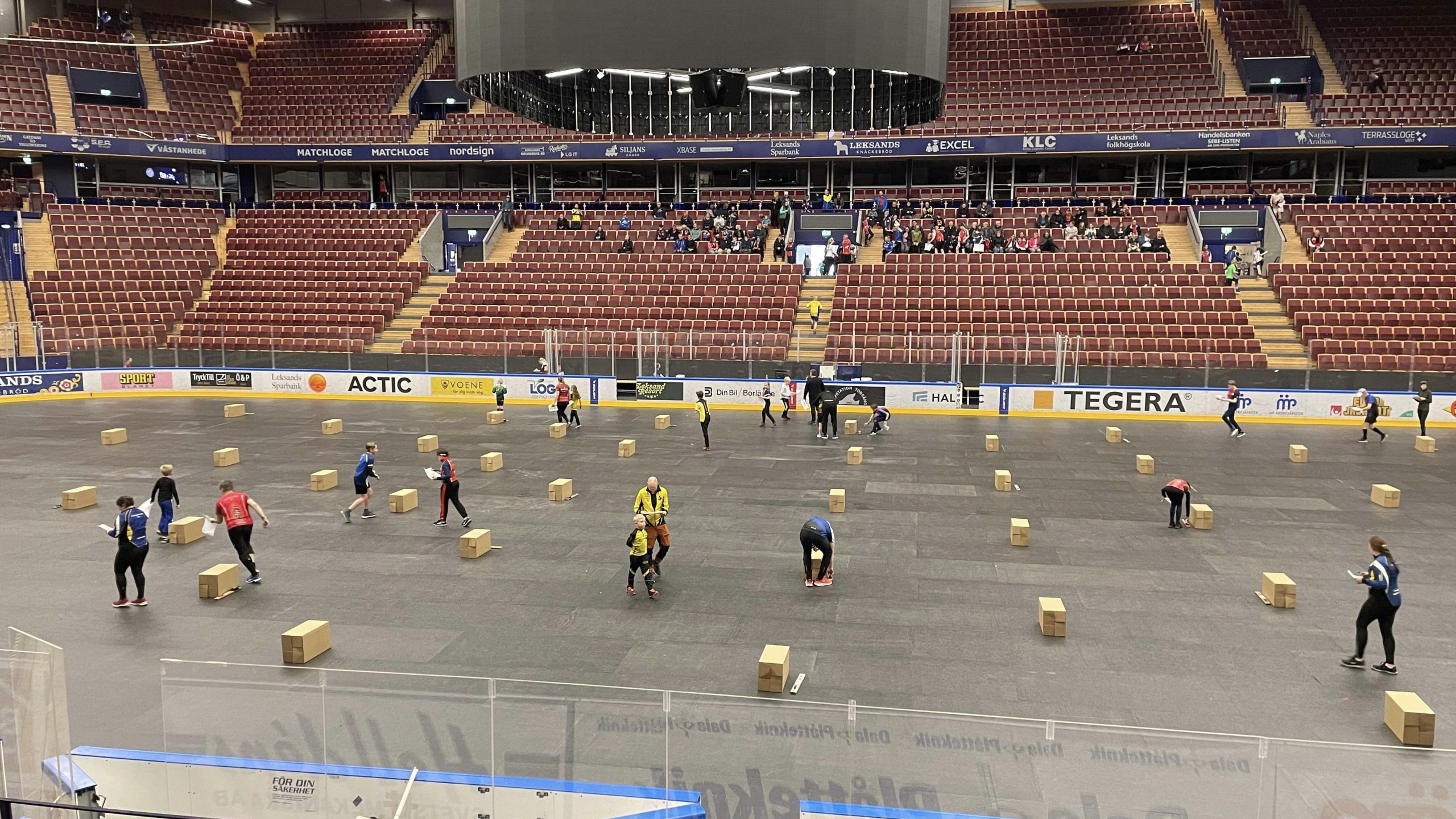 Lådor står utställda i Tegera Arena, som deltagarna springer emellan.