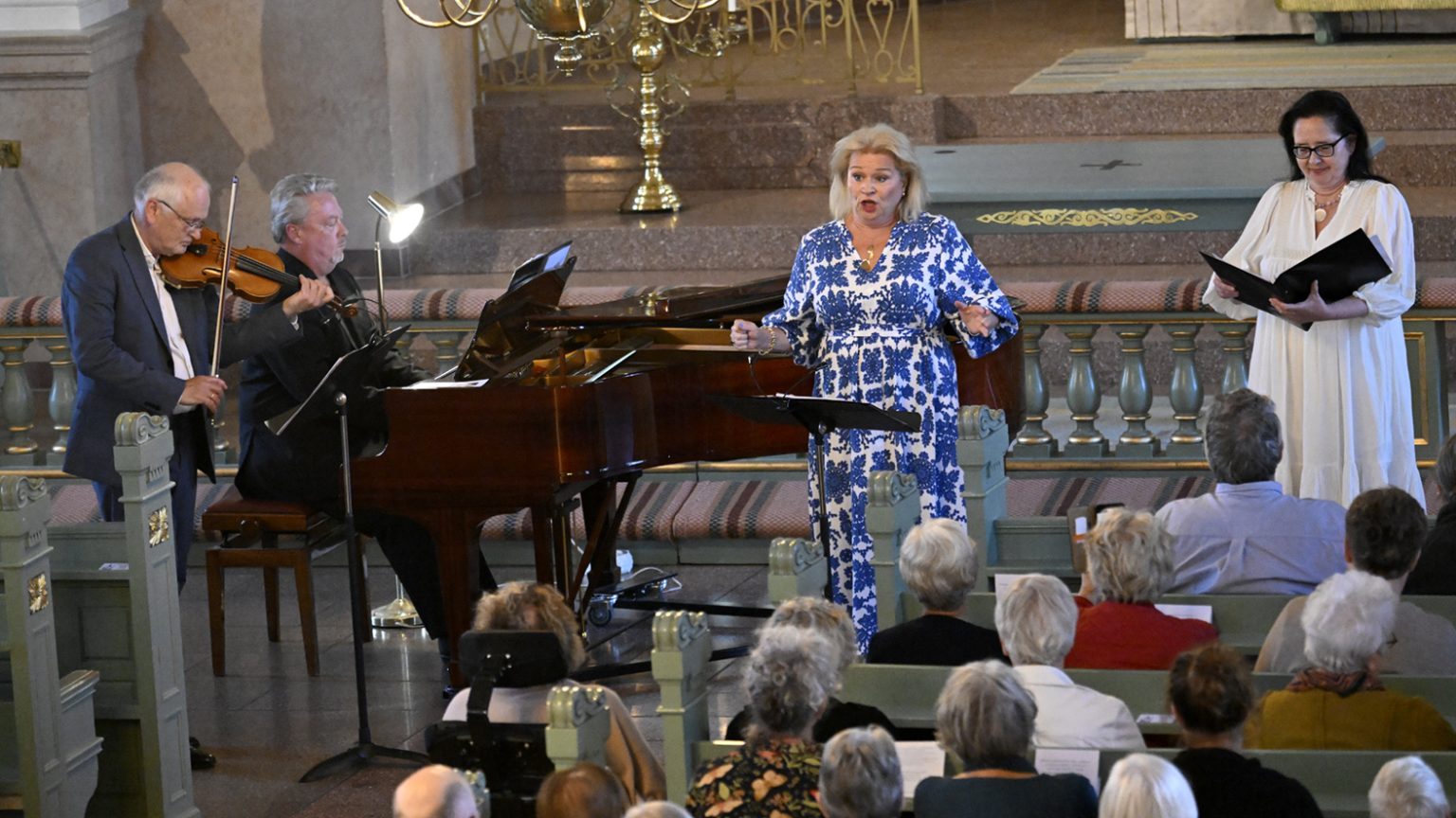 Hillevi Martinpelto fick stående ovationer när hon återvände till