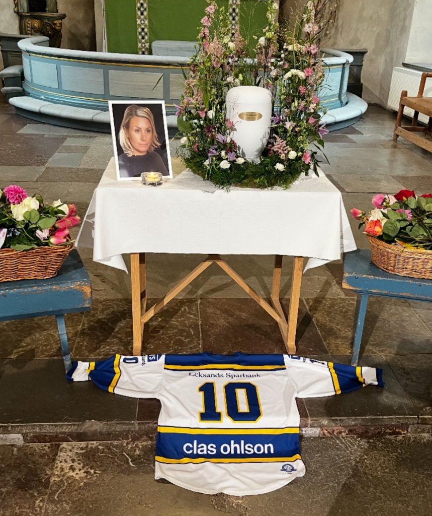 Foto från Ninas begravning där en matchtröja som både Ludvig och Nils använt fick följa med på den sista vilan. Foto: Privat.