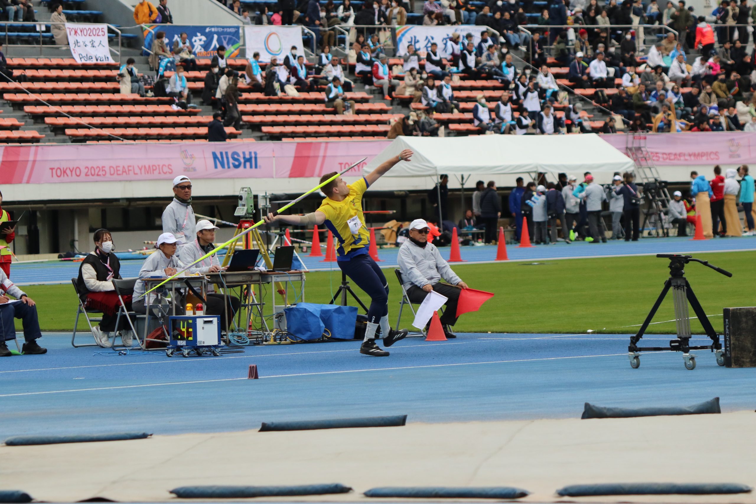 Theodor Thor mitt i ett kast på ansatsbanan vid Deaflympics i Tokyo.