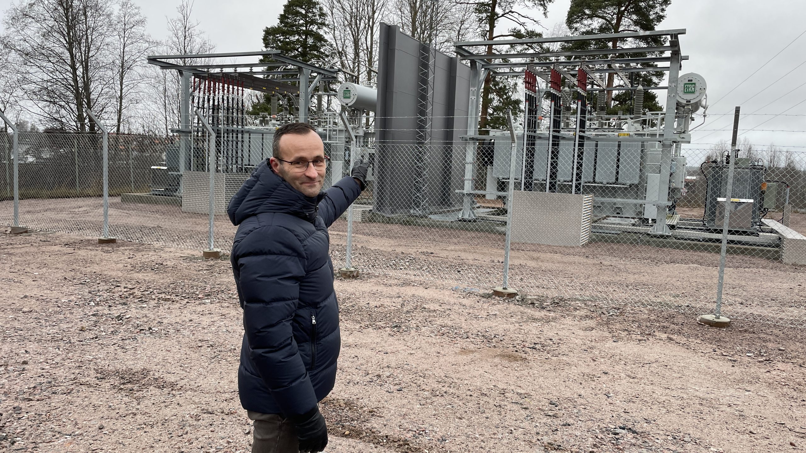 Dan Stolt står och pekar på ställverk