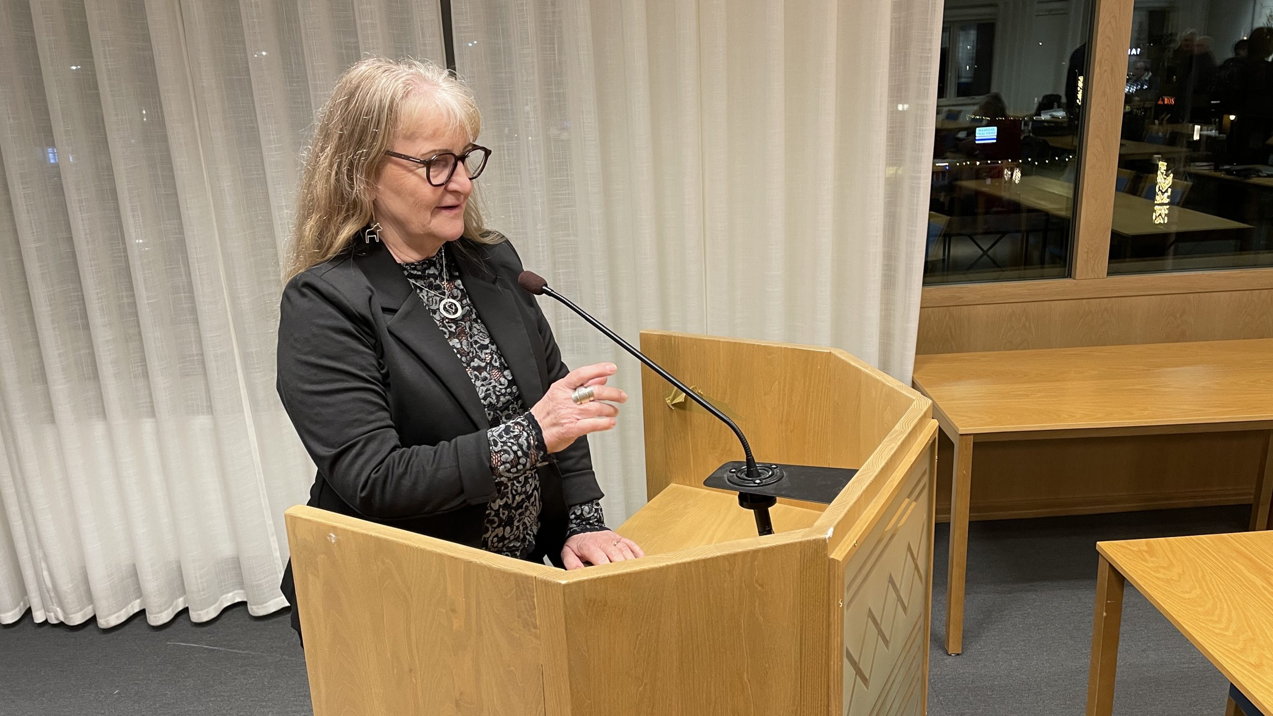 Carin Malm i talarstolen i kommunfullmäktige