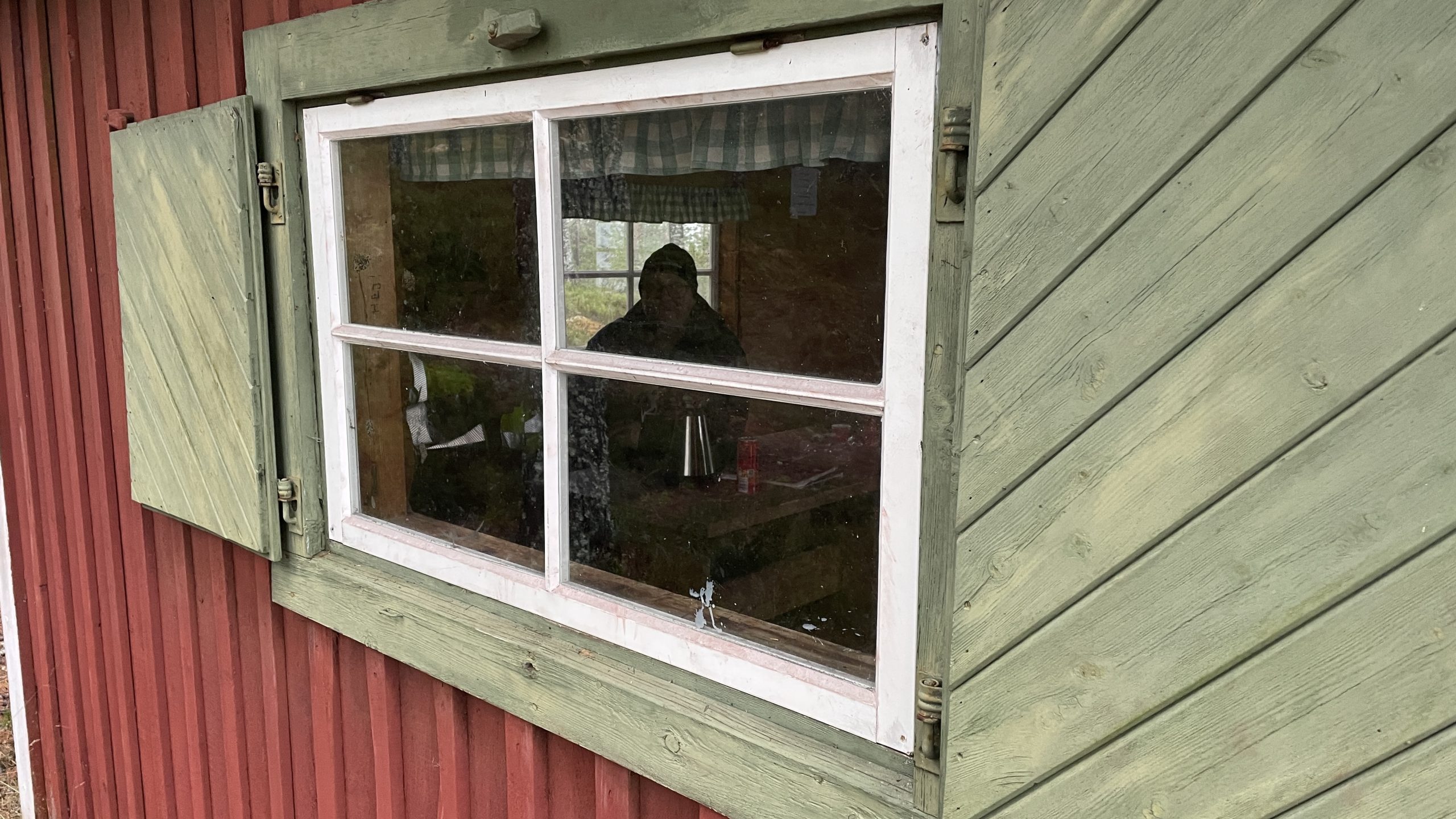 Inblick i stugan genom ett helt fönster