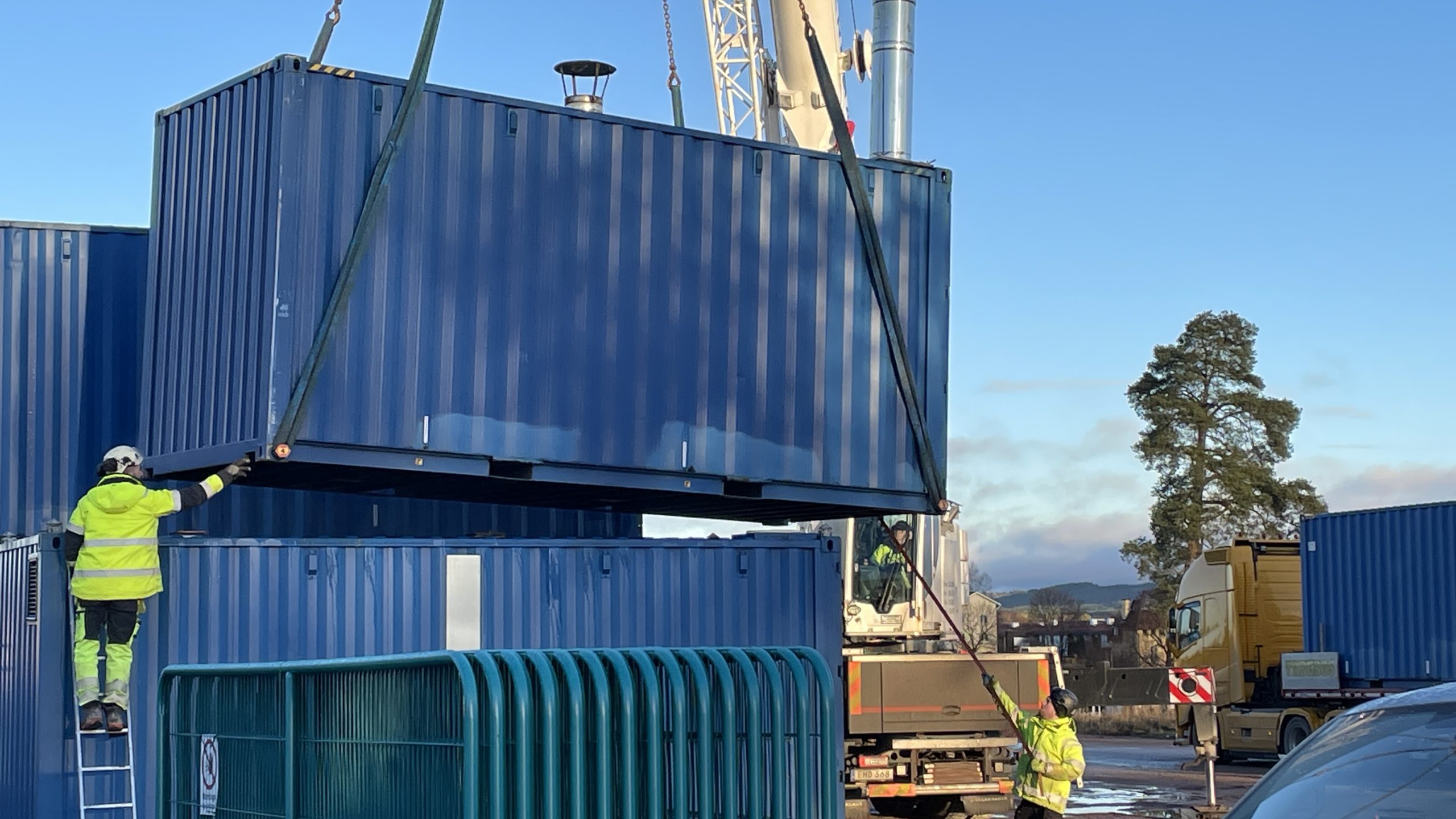 Container ställs på plats med lyftkran.
