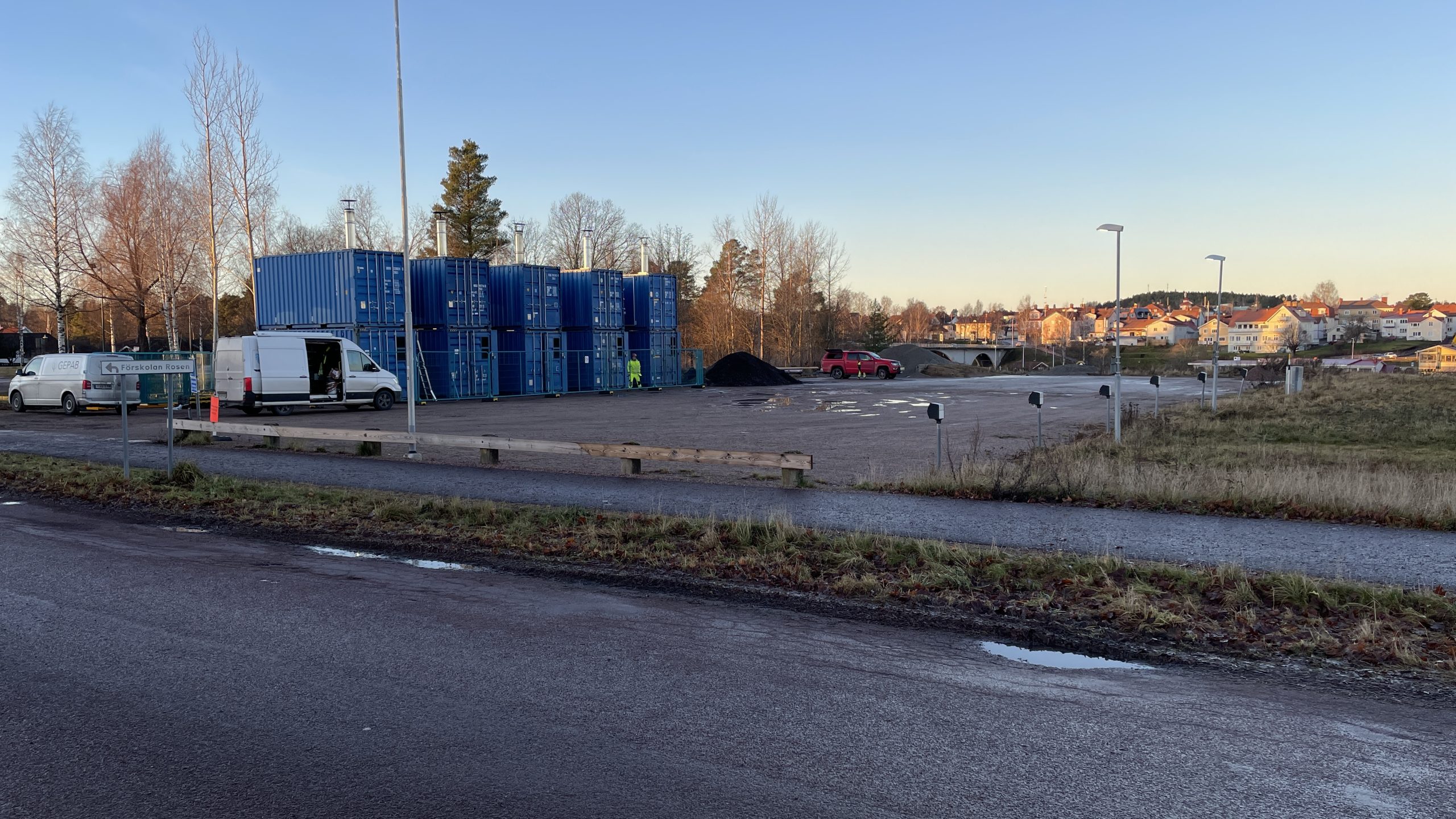 Översiktsbild på parkeringen med Leksand Noret i bakgrunden