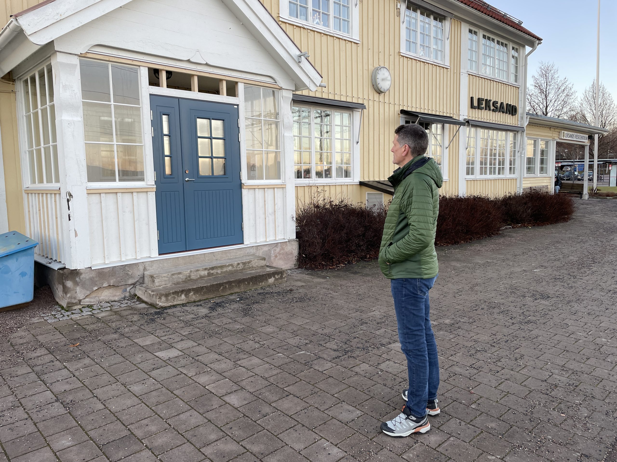 Säkerhetssamordnaren tittar på den inglasade farstukvisten vid Leksands resecentrum.