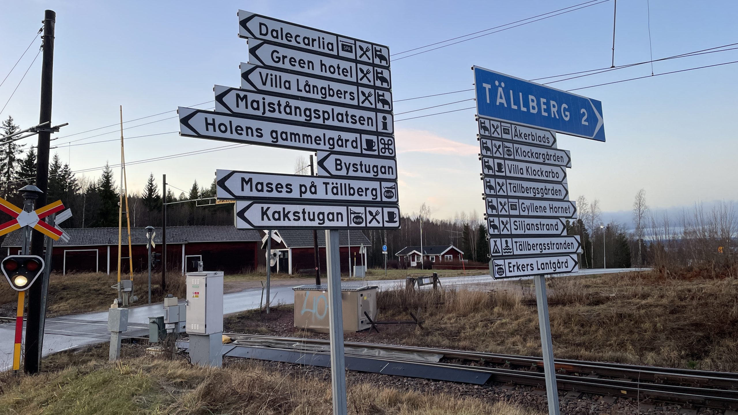 Vägskylt vid järnvägen som visar riktningen mot alla Tällbergs hotell och restauranger.