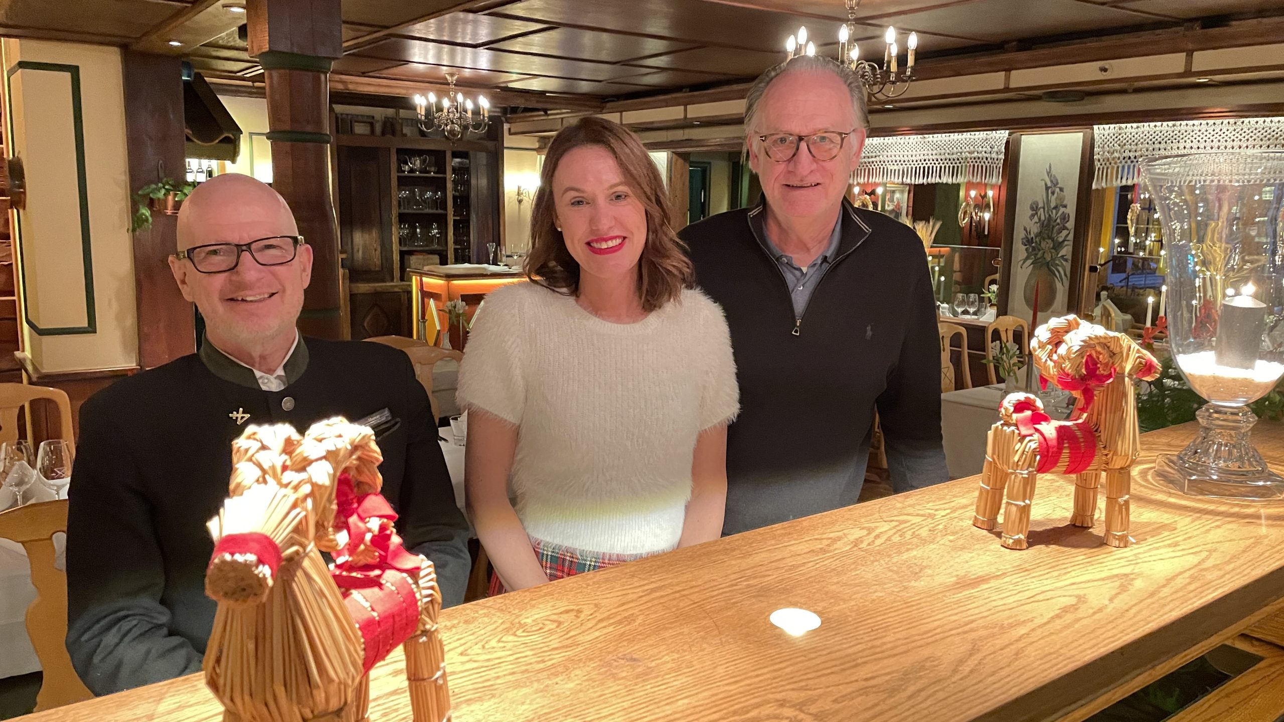 Tre personer står uppställda bakom ett buffébord i matsalen.