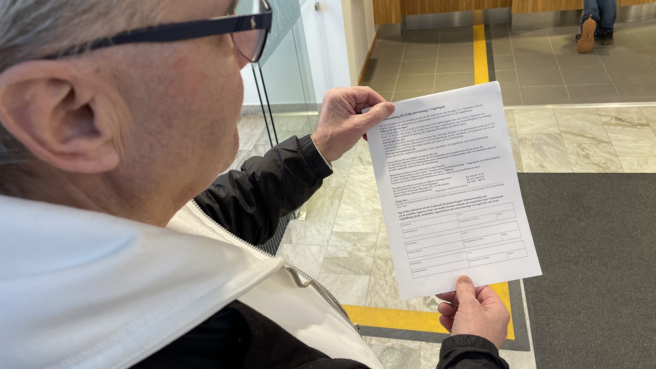 Man håller i papper med namninsamling