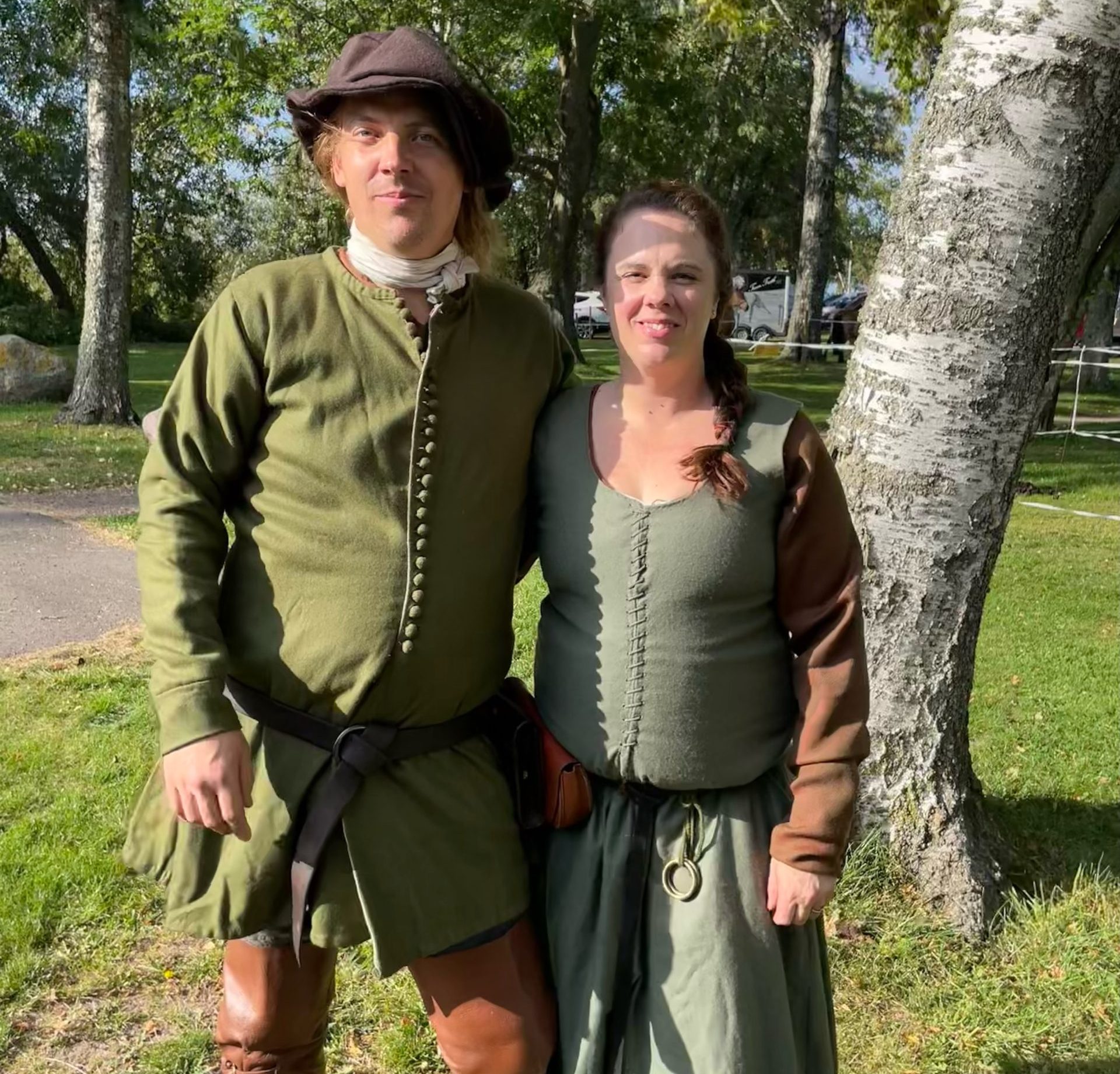 Gustav Norman och Maria Norman från Arboga Riddarna i tidstypiska kläder. Arrangörer av Leksands medeltidsmarknad från 2026 och framåt.