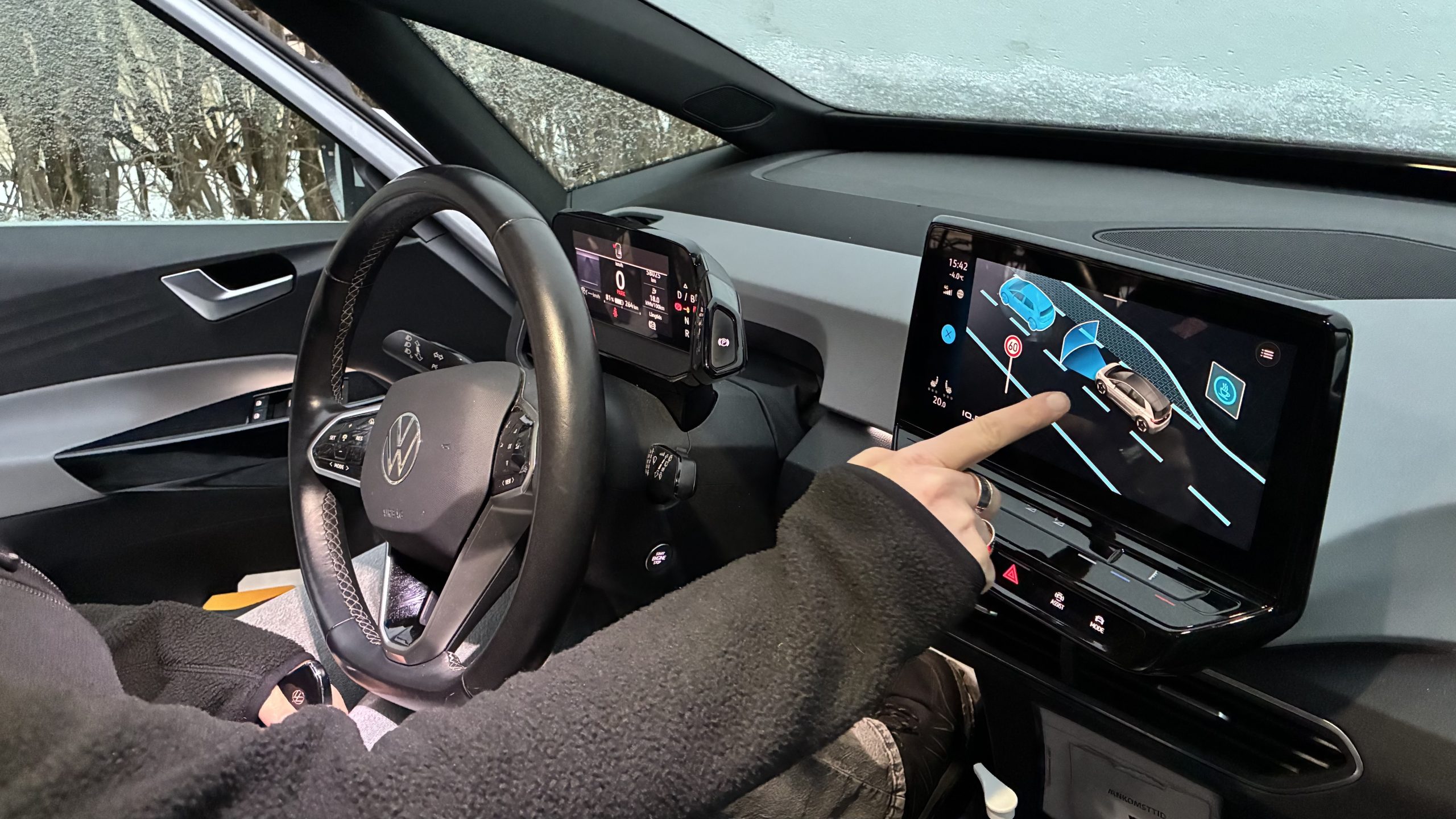 Inzoomad bild på instrumentpanelen som visar hur bilen känner av objekt omkring fordonet.