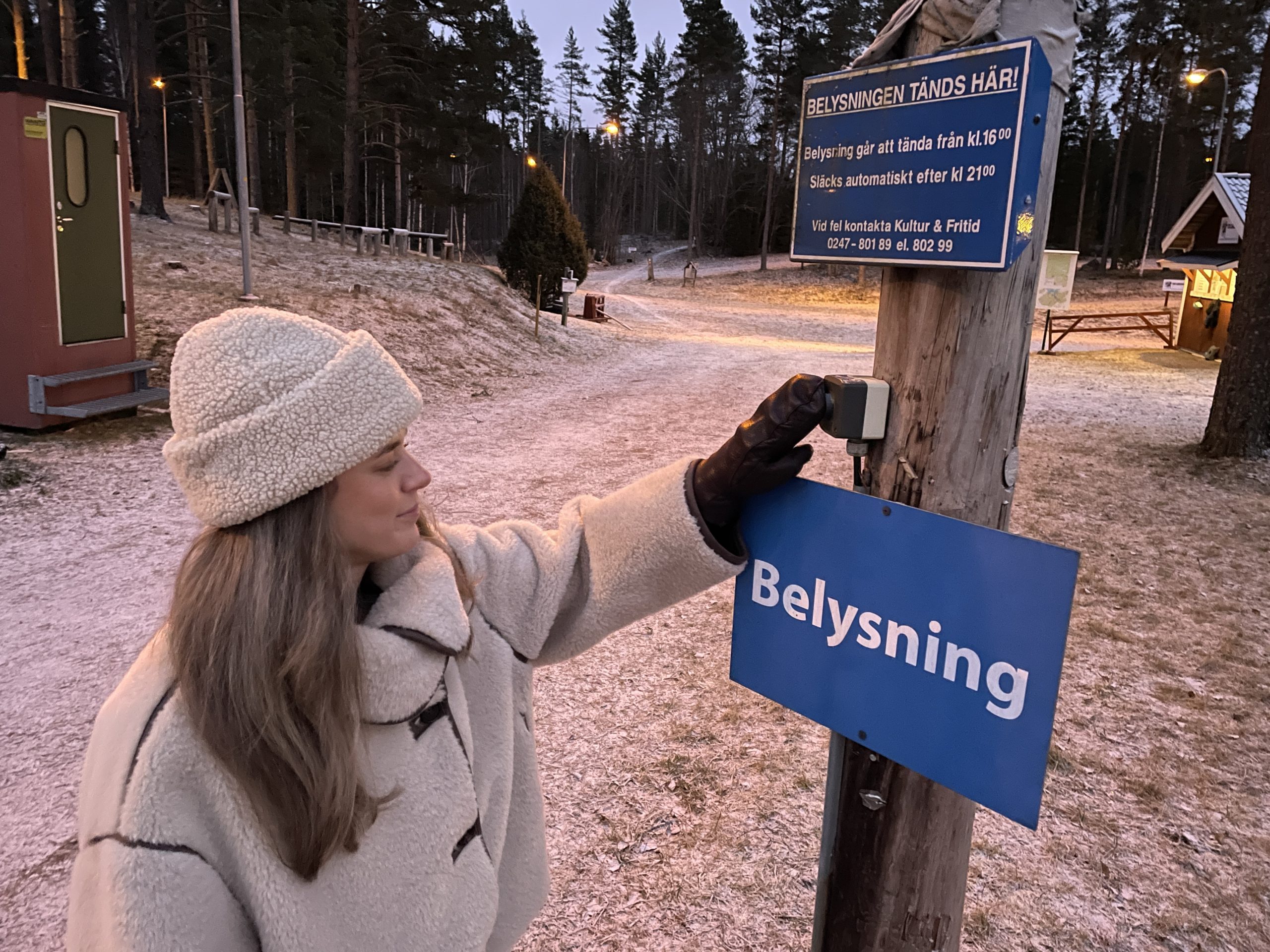 Anna Dyvik trycker på knappen för att tända belysningen i elljusspåret.
