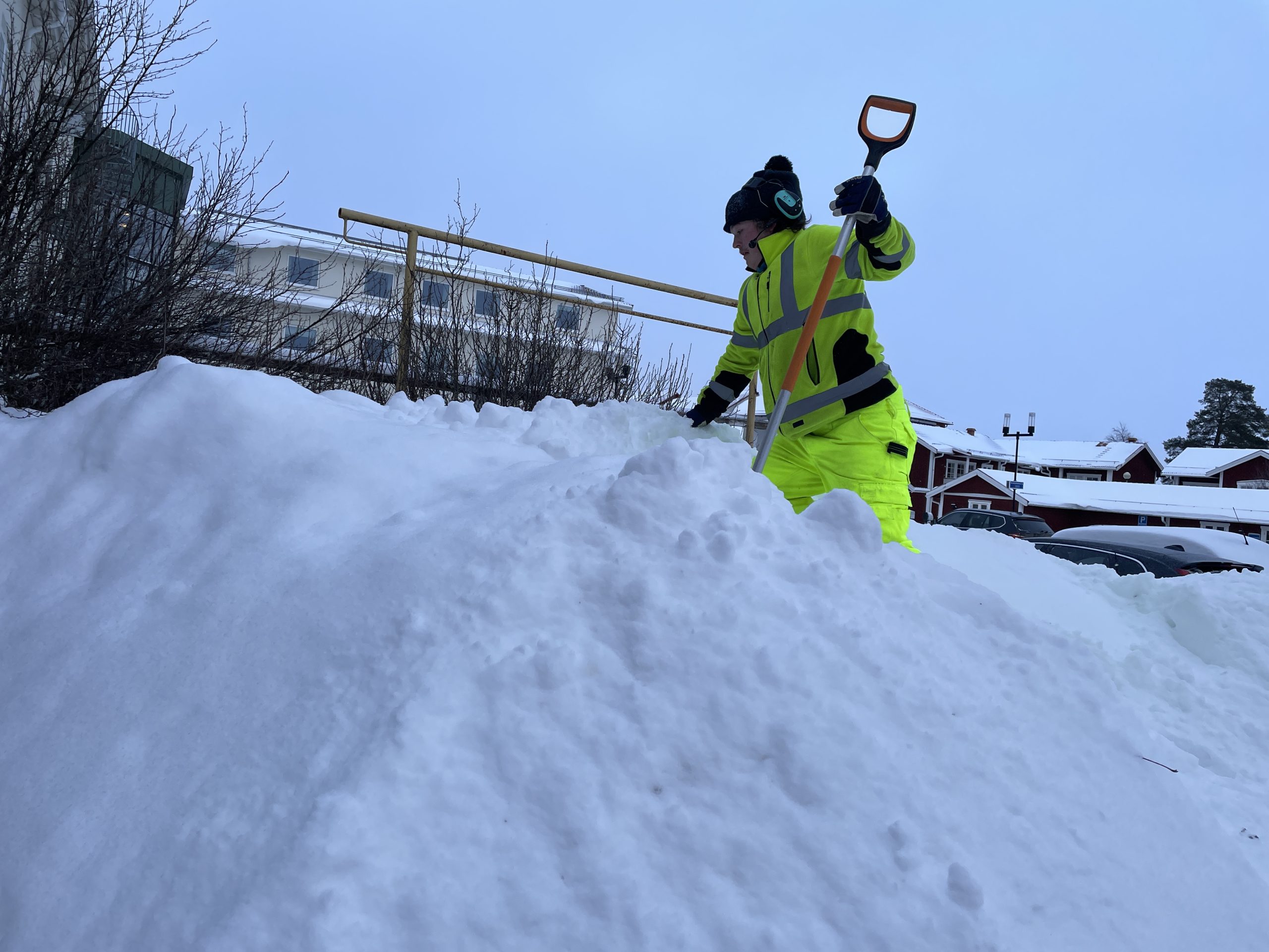 Andreas Liljas med snöskyffeln i hand, halvt nedsjunken i en snödriva.