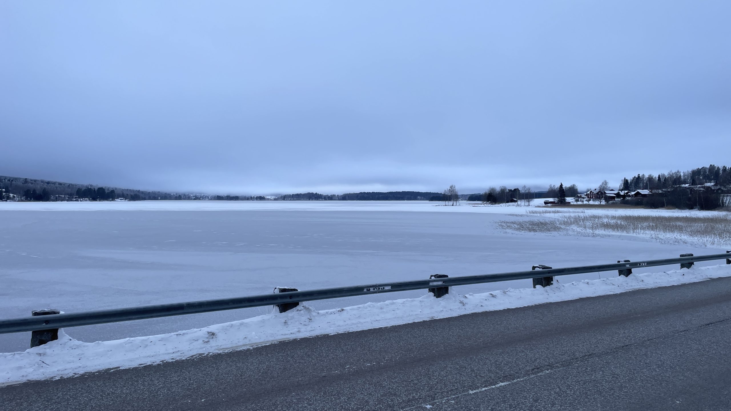 Utsikt över en frusen vik innanför Fornbybanken