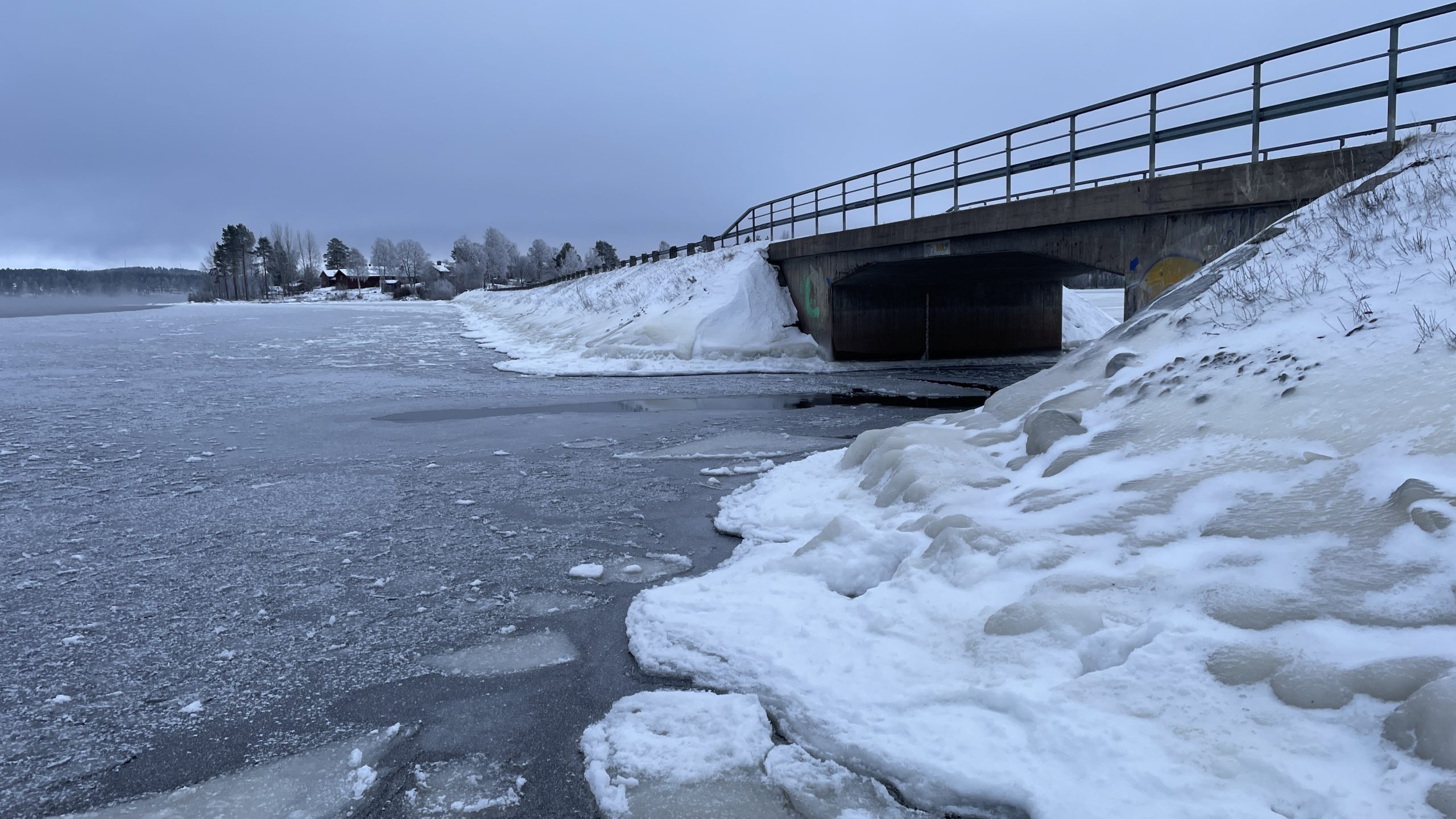 Bild från vattenbrynet som visar "viadukten" under vägen på Fornbybanken till Siljansnäs.