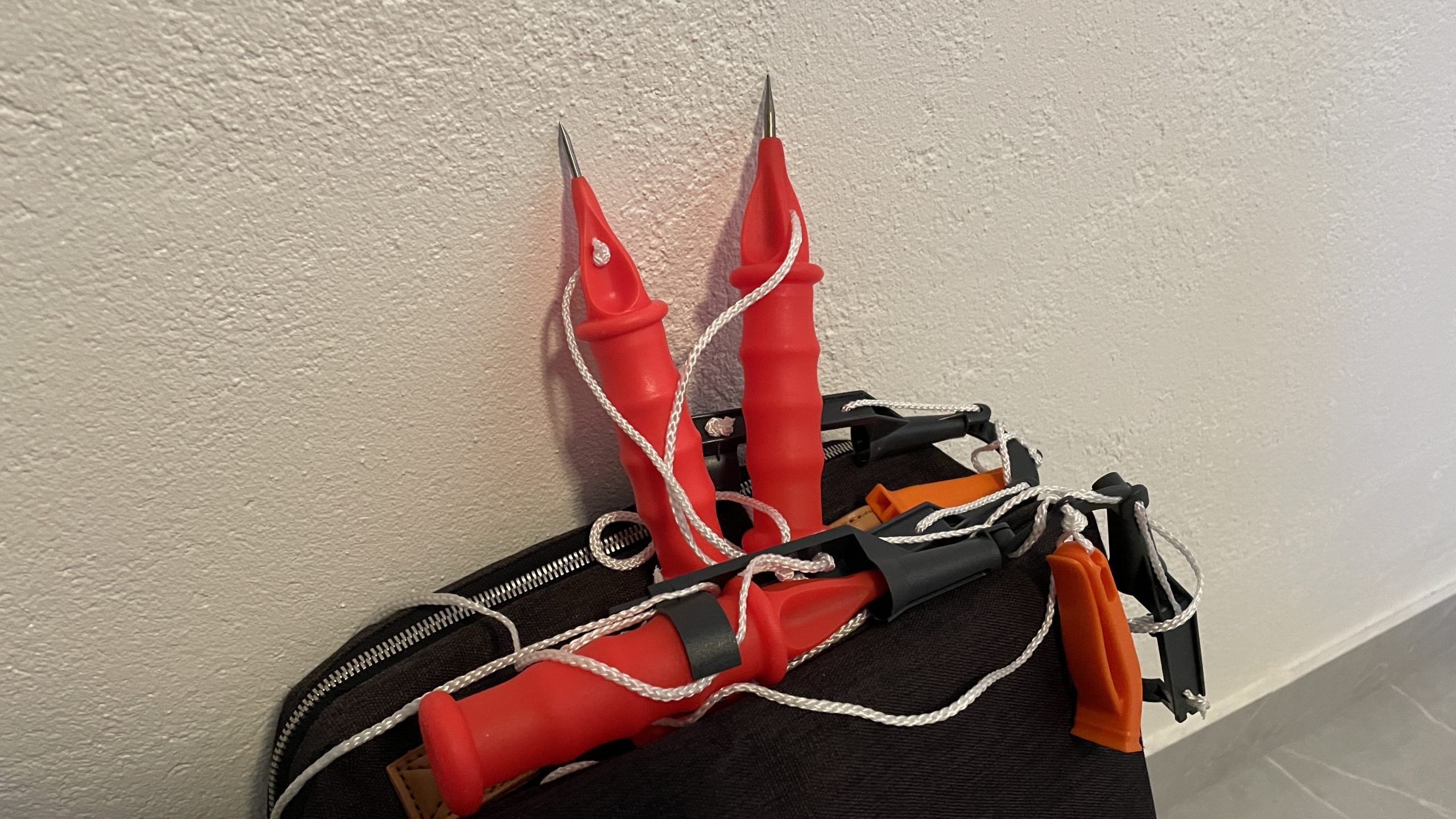 Isdubbar ovanpå en ryggsäck.