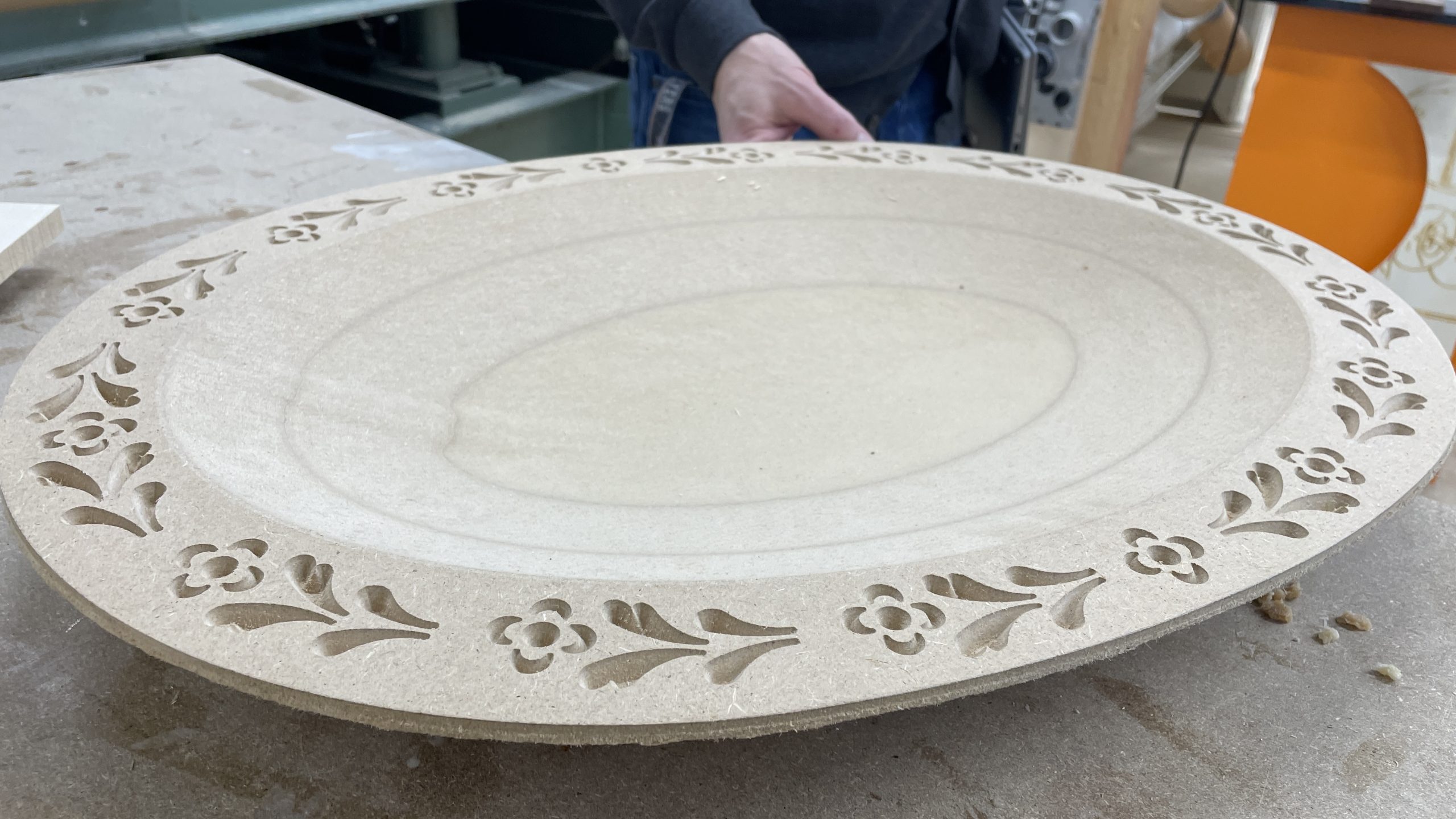 Närbild på fat med utkarvade kurbitsmönster.