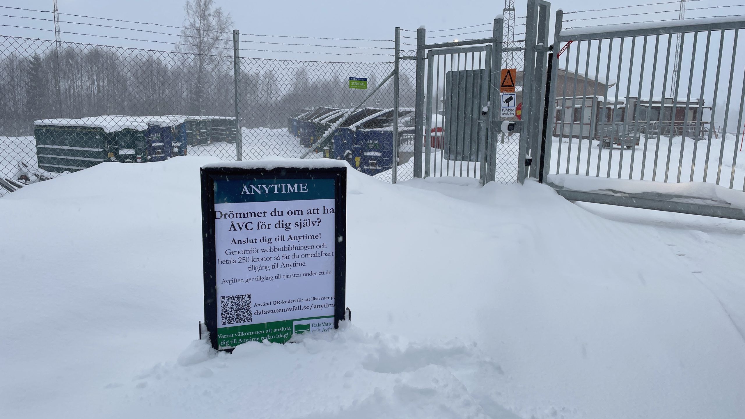 Snötäckt skylt som förklarar Anytime vid infarten till Djurås återvinningscentral