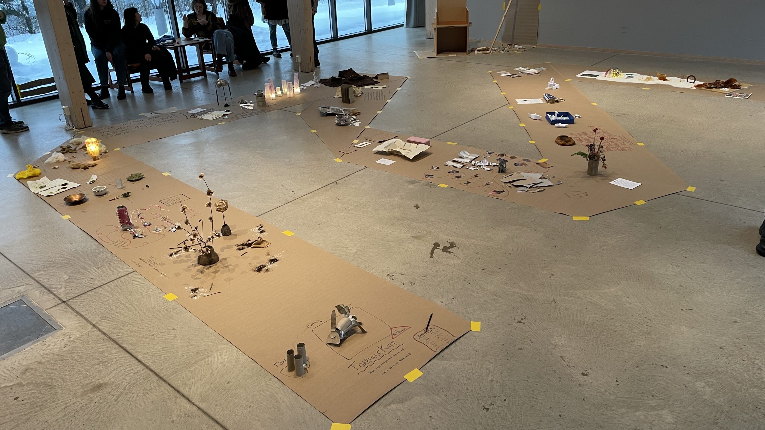 Översiktsbild som visar de många utställningsobjekten som ligger på golvet.