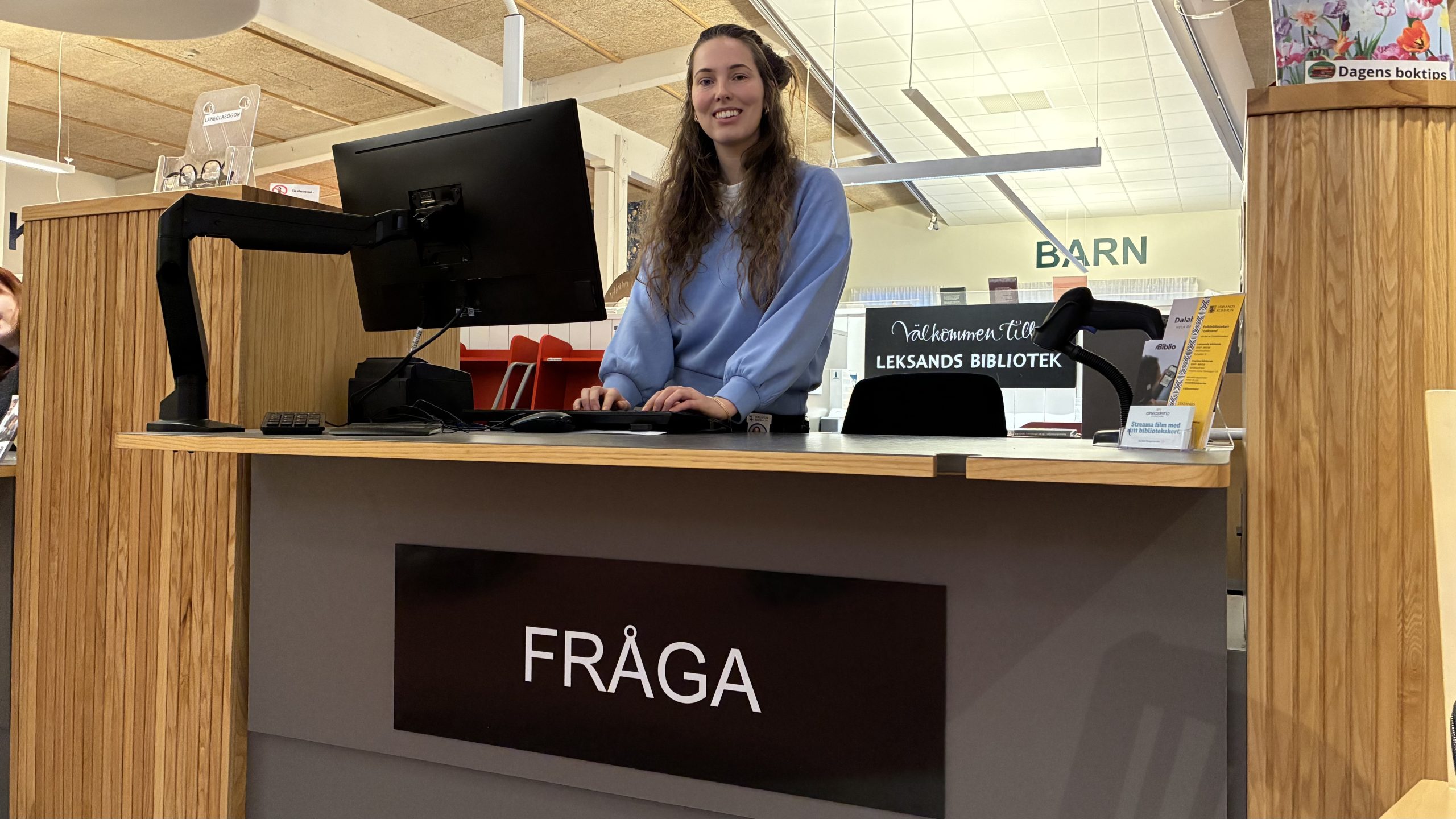 Julia Sahlin-Letskog bakom en lånedisk där det står "Fråga".