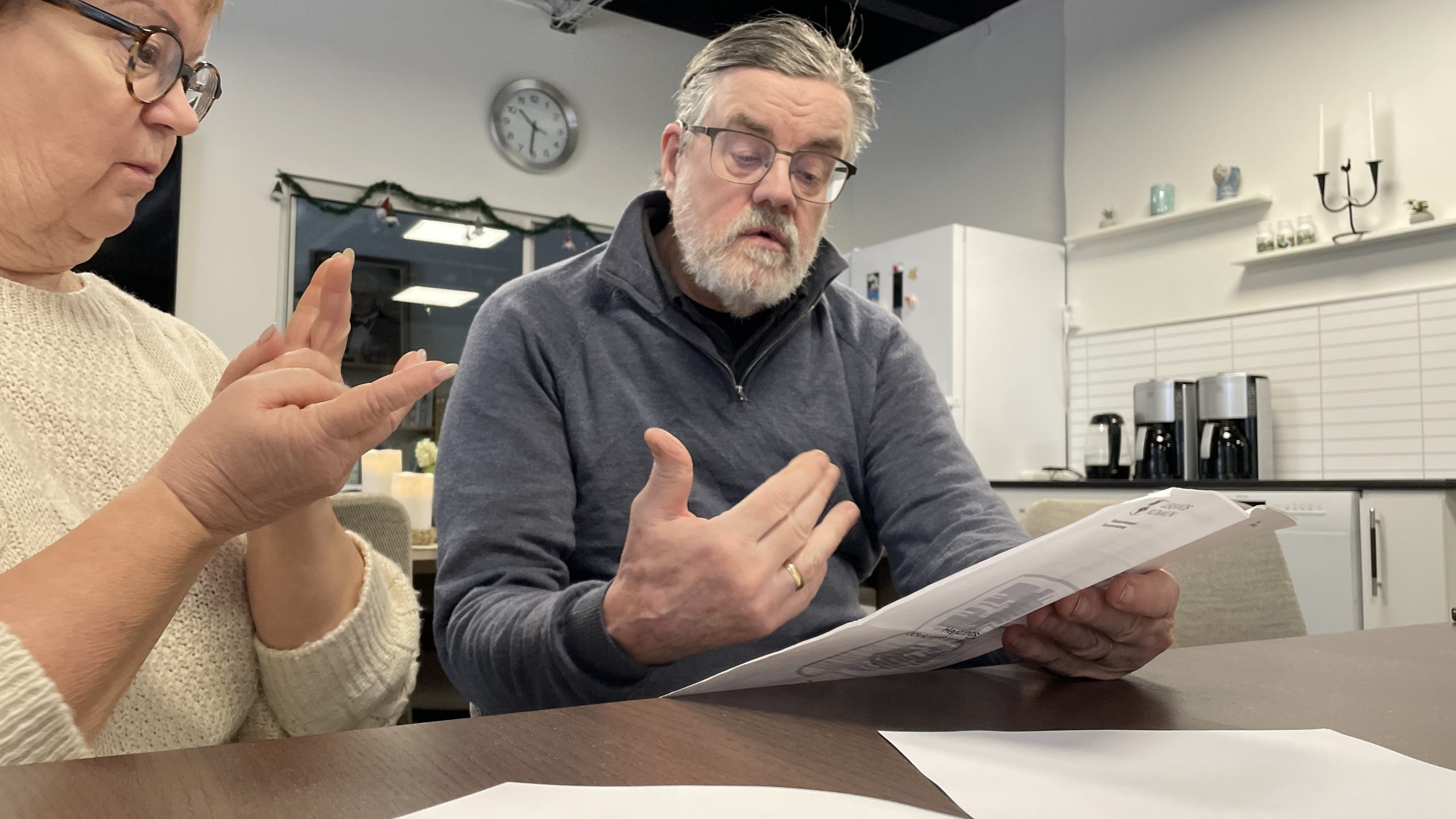 Eva Norberg och Stig Kjellberg sitter och tecknar till varandra.