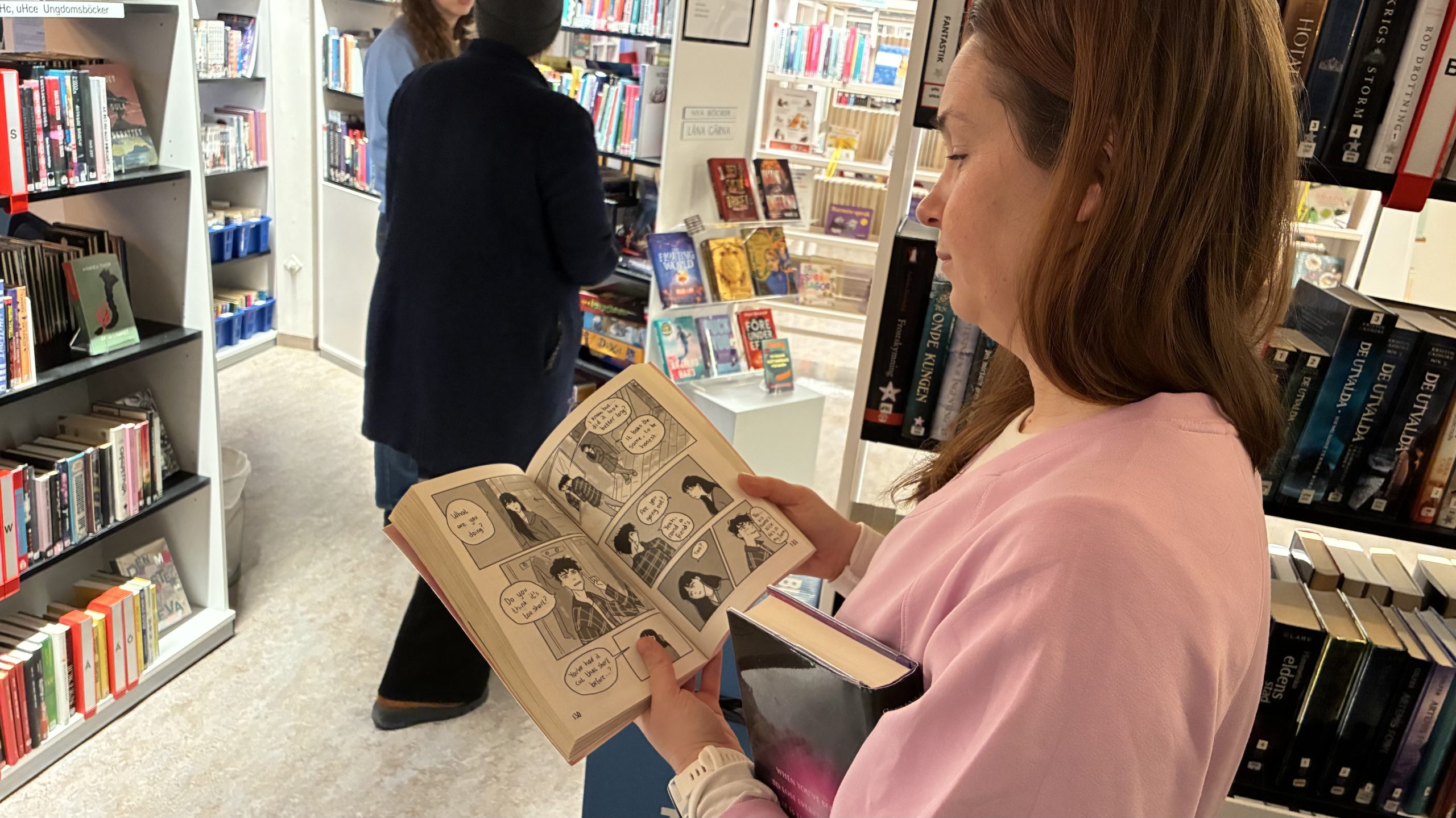 Emmy Park visar en seriebok med bilder och pratbubblor.