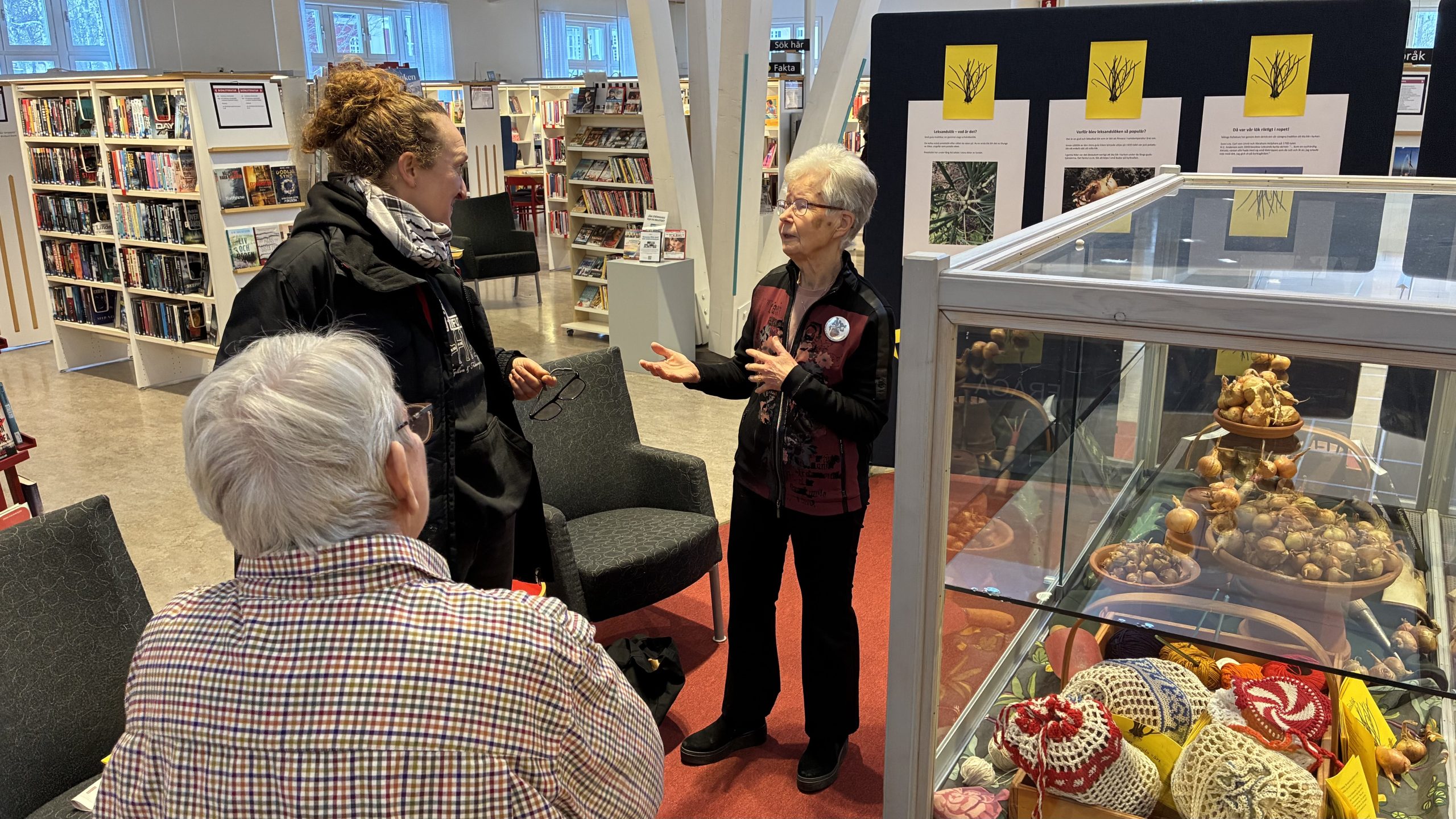 Alexandra Nedstam och Monica Rönnkvist diskuterar Leksandslök. Agneta Magnusson närmast kameran.