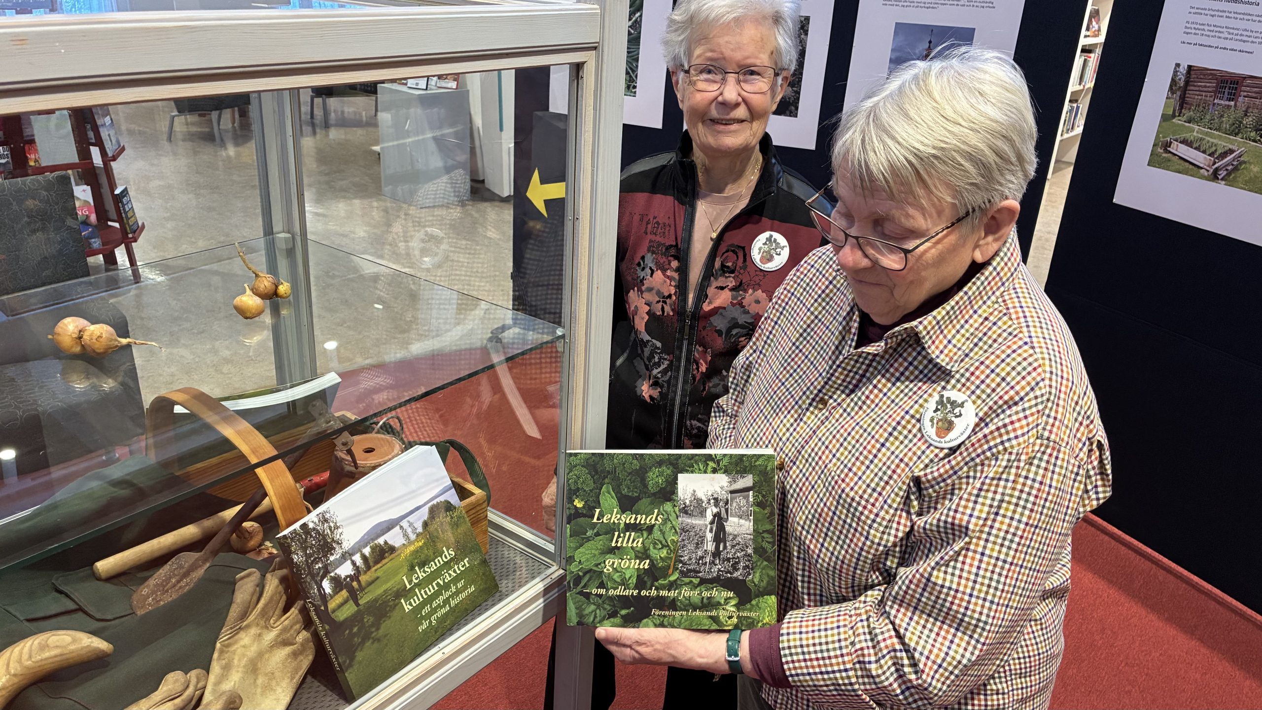 Monica Rönnkvist och Agneta Magnusson visar upp böckerna "Leksands kulturväxter" och "Leksands lilla gröna".
