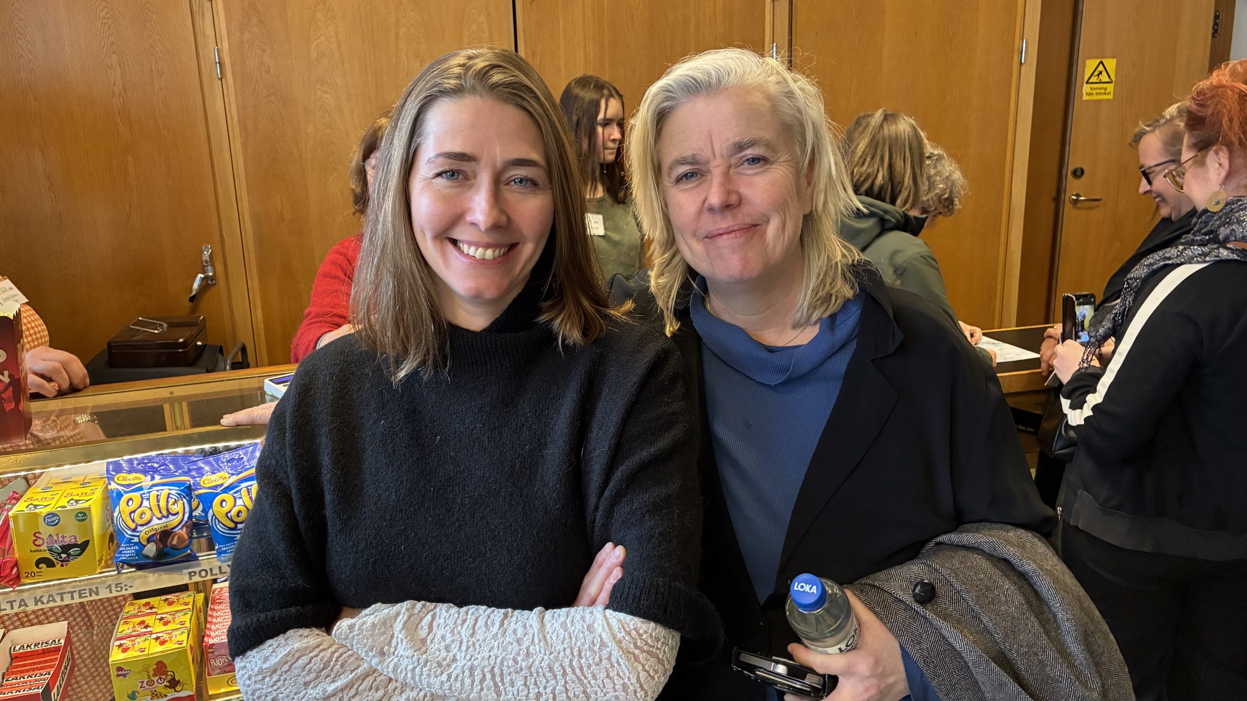 Porträtt på två personer uppställda i biografens foajé.