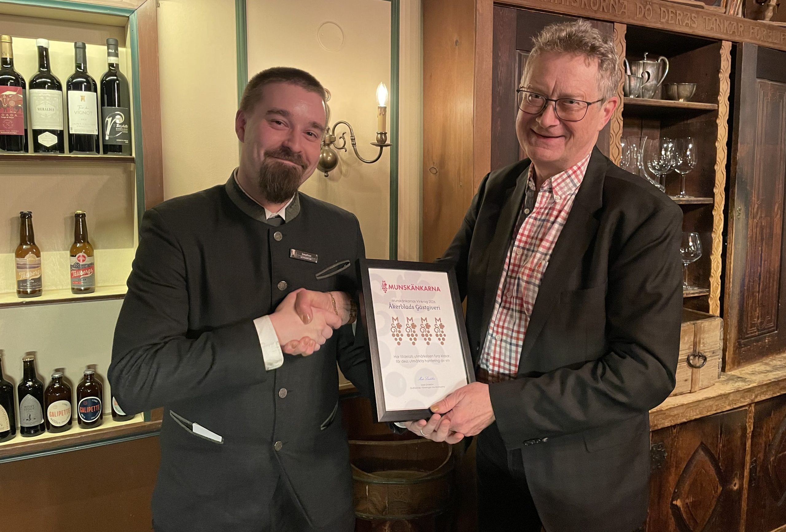 Diplom delas ut, två personer skakar hand.