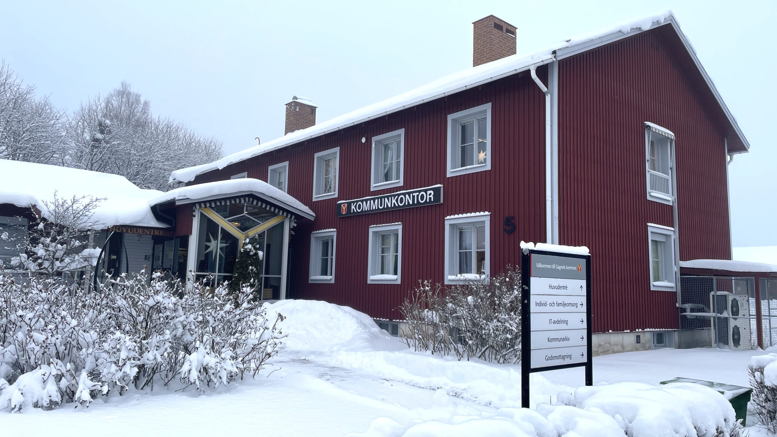 Gagnefs kommunhus med snö framför.