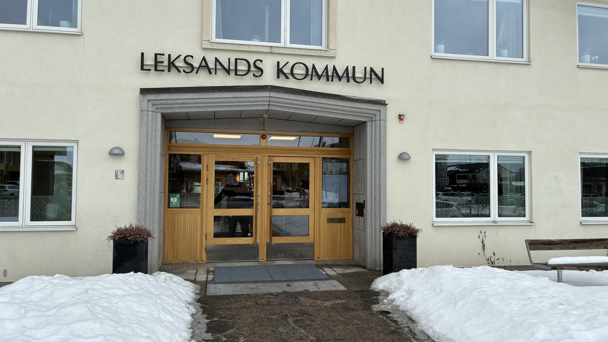Exteriör på Leksands kommunhus i vinterskrud.