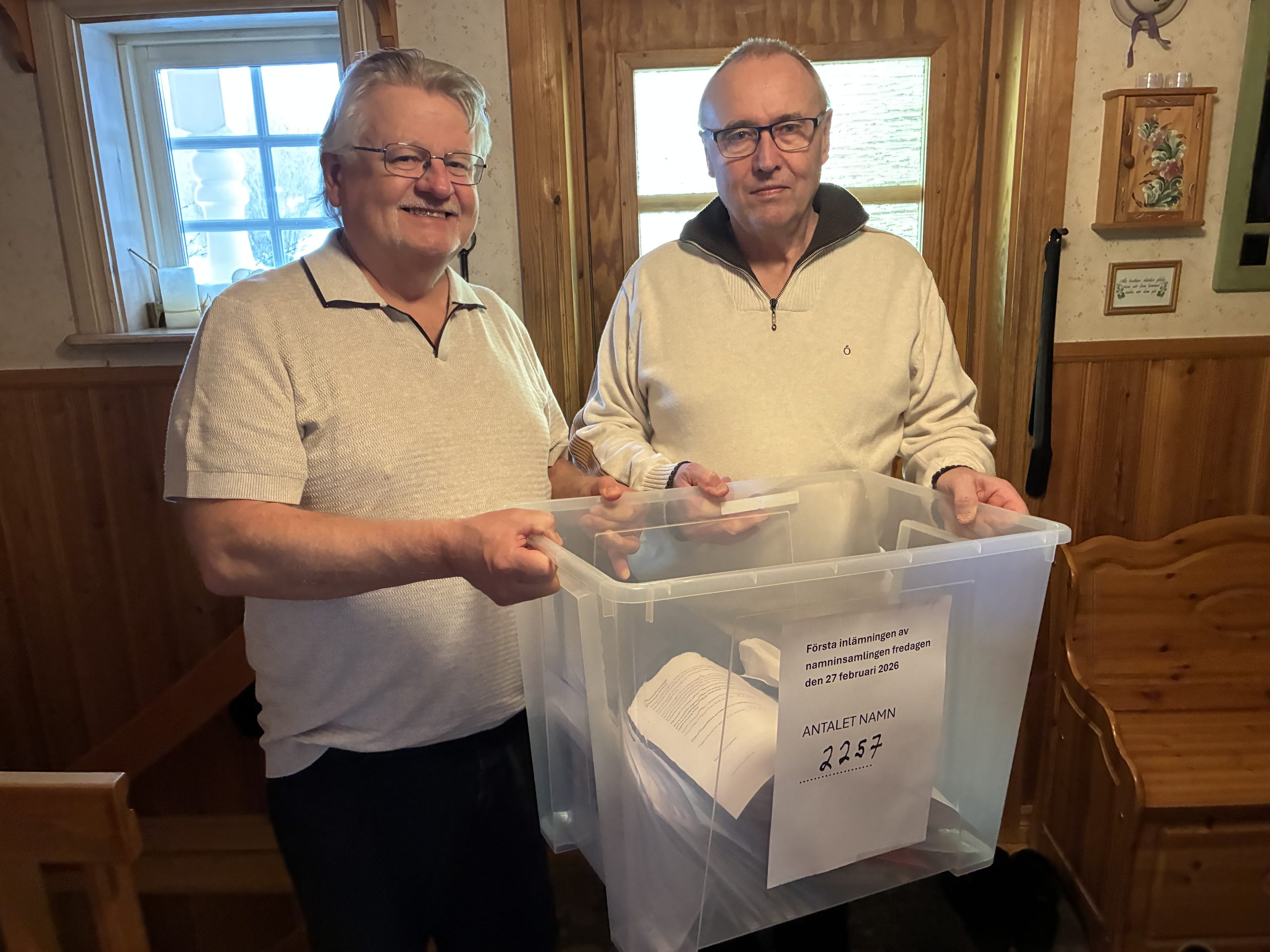 Peo Nordlöf och Krister Ejeros håller i plastback med namnlistor.