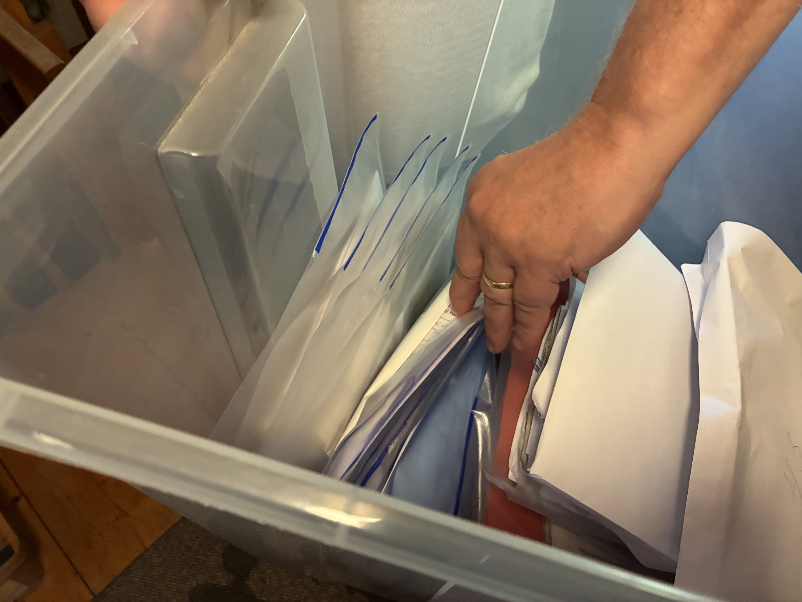 Låda med namnunderskrifter namninsamling