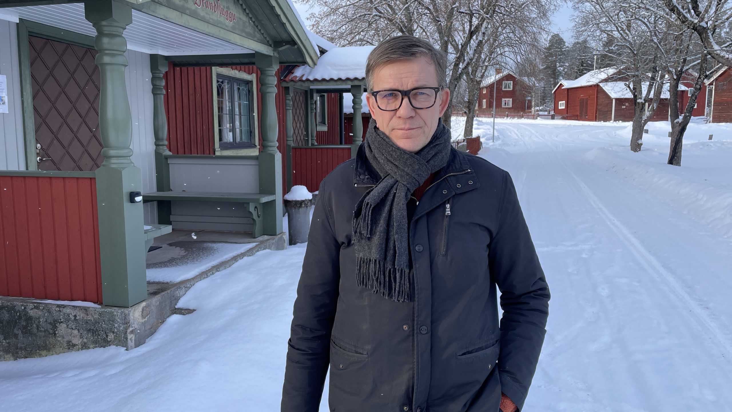 Per-Anders Winge står framför en solig bystuga.