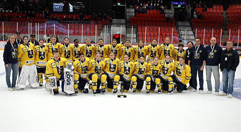 Gruppbild på ishockeylag i gula matchställ.
