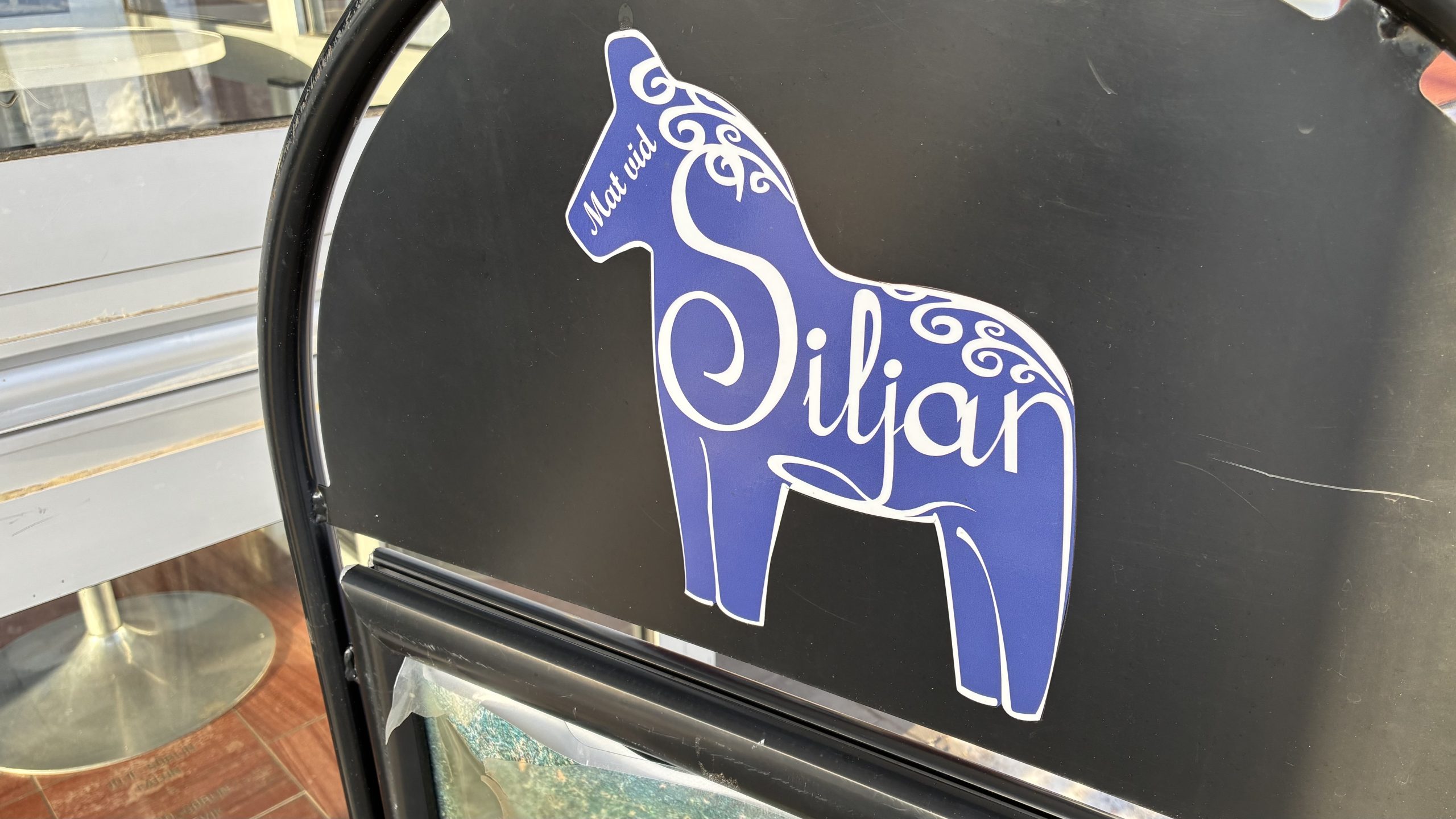 Närbild på den blåvita logotypen.