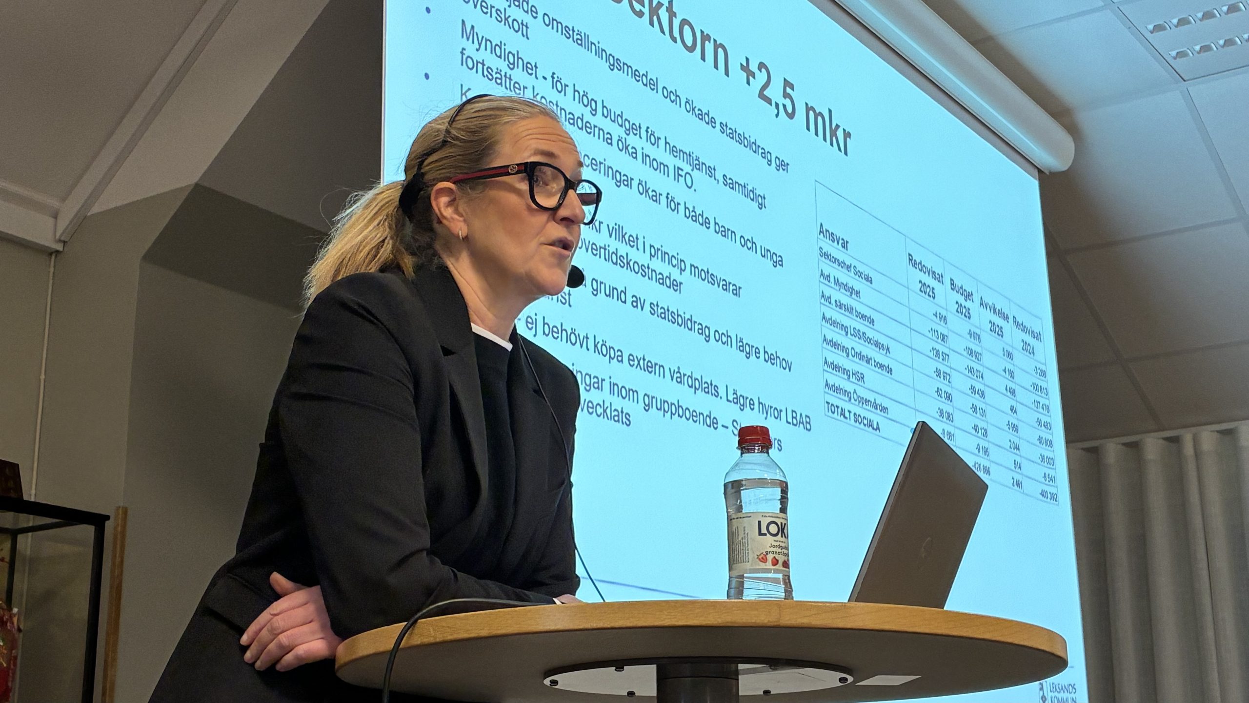 Ann-Charlotte Zackrisson, ekonomichef i Leksands kommun, presenterar för åhörarna.