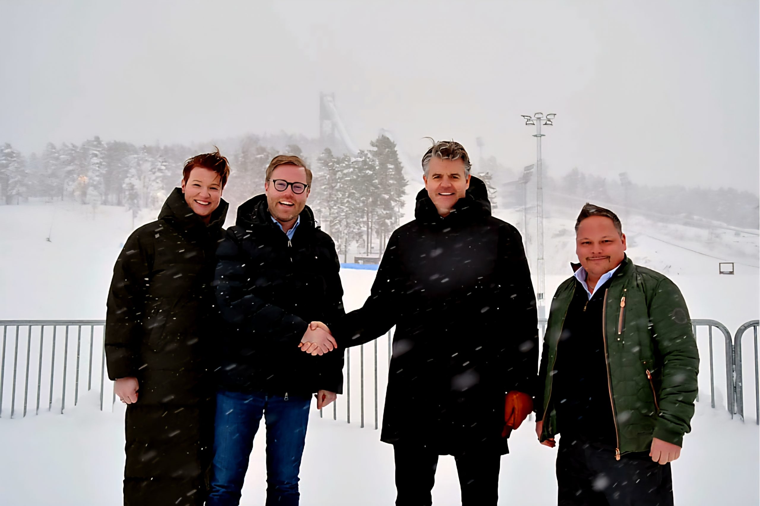 Fyra personer i ett snöigt Falun skakar hand kring affären.