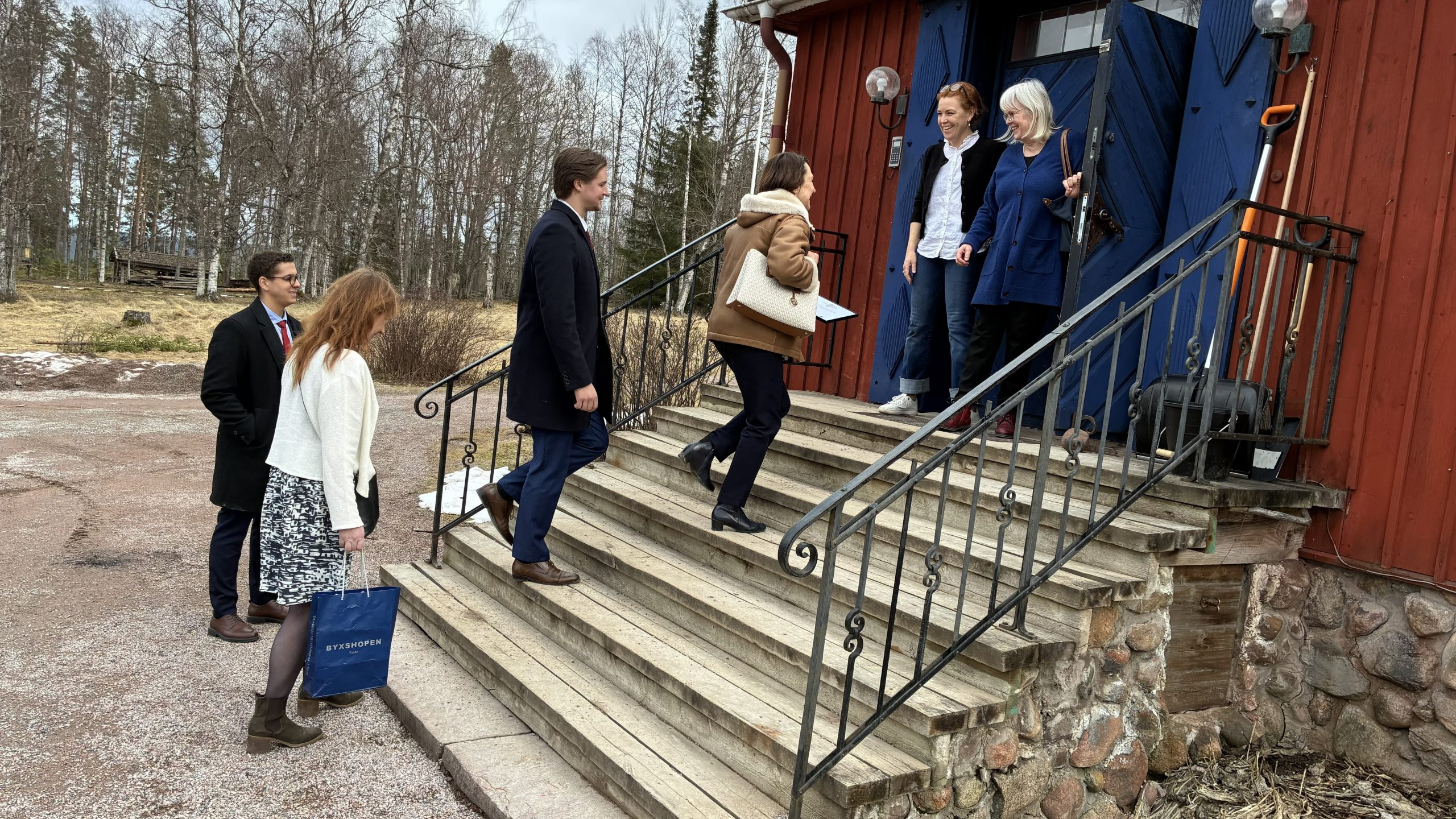 Region Dalarnas politiker och tjänstemän på väg upp för trappan där de möts av Sätergläntans företrädare.