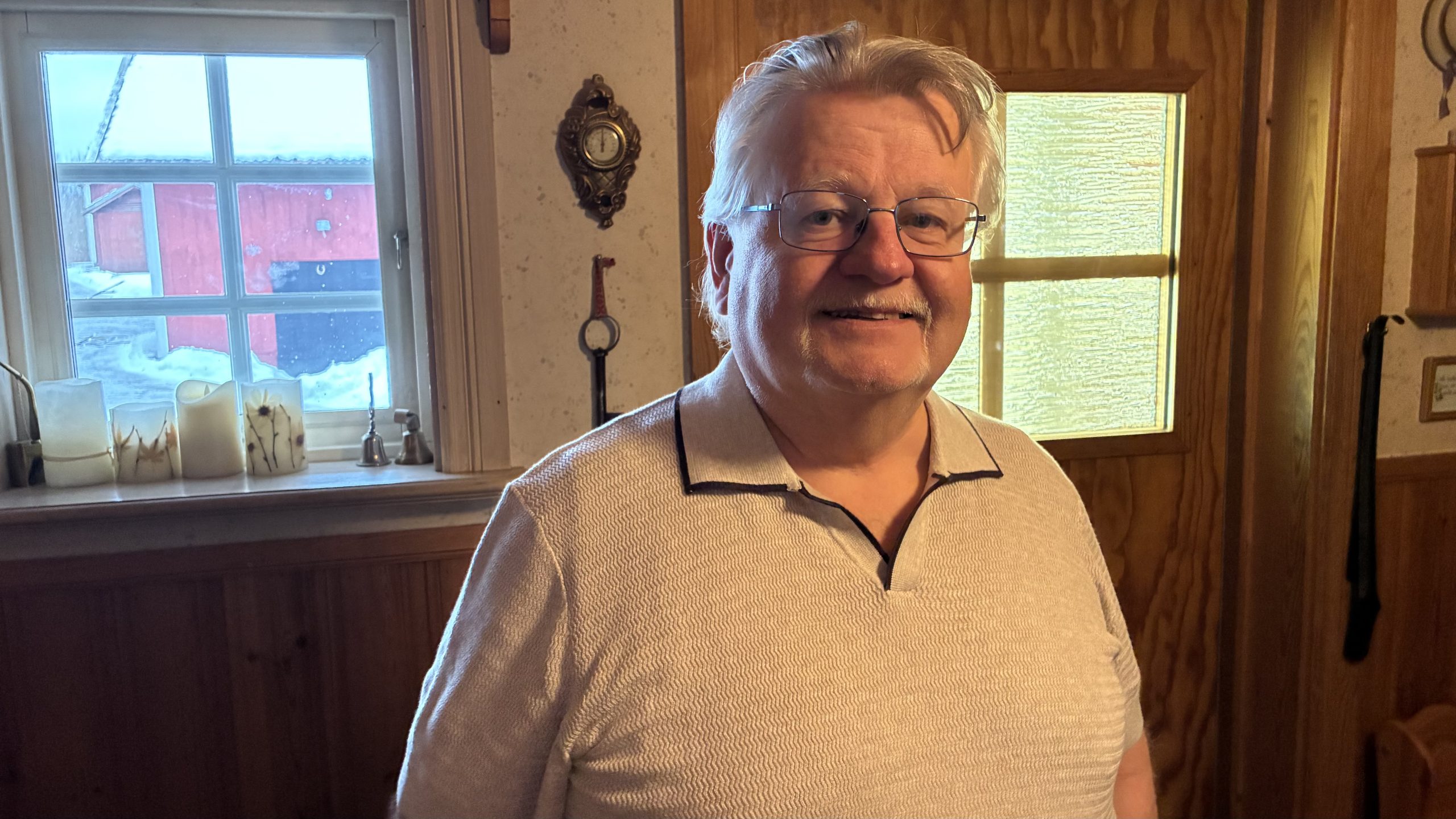 Peo Nordlöf i ljus pikétröja fotograferad inomhus.