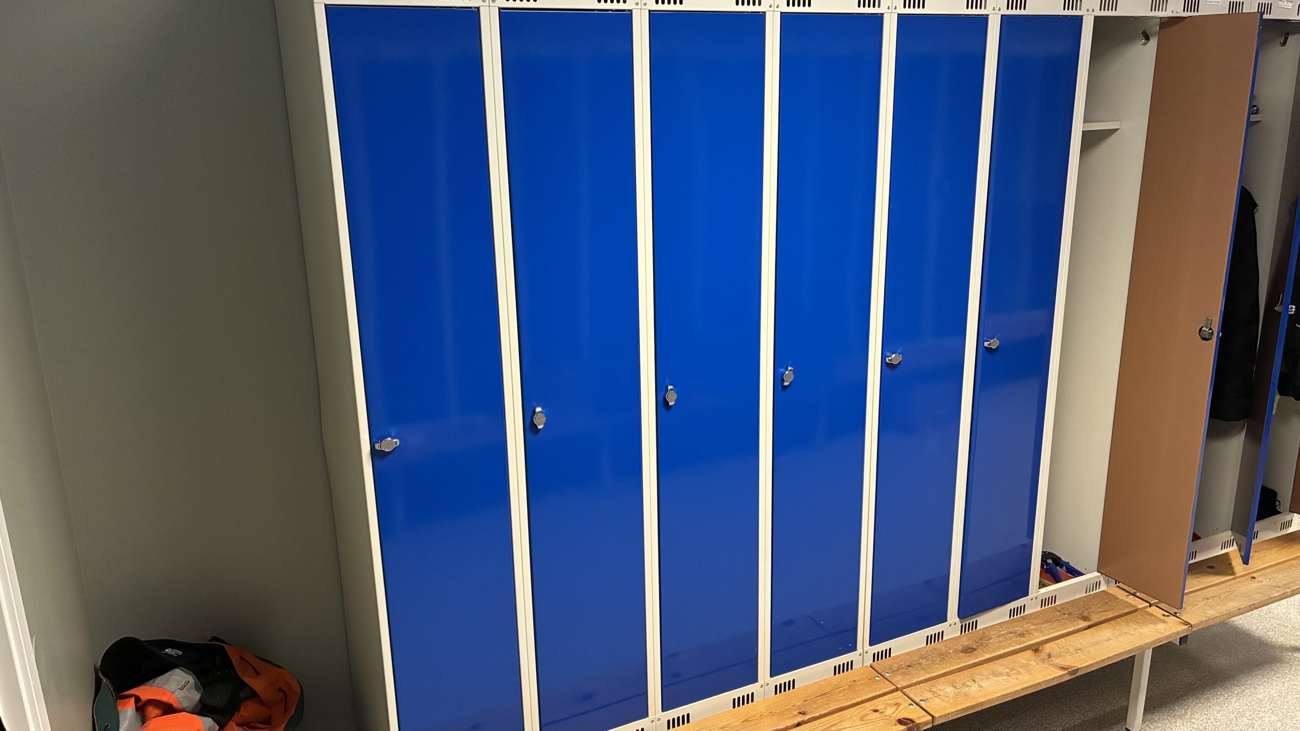 Skåp i omklädningsrum med blåmålade dörrar