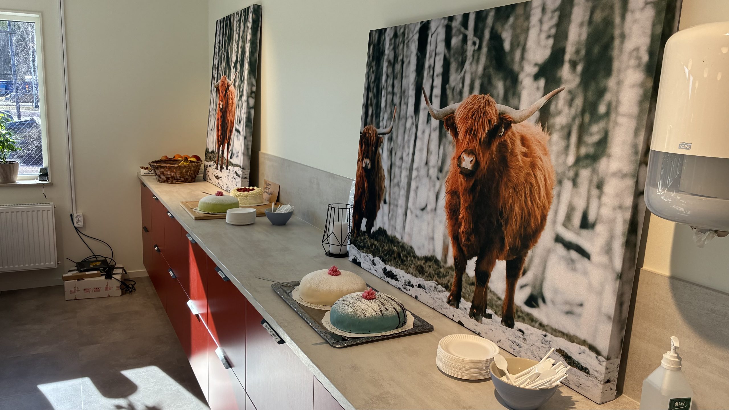 Tårtor på bord med tavlor i bakgrunden.