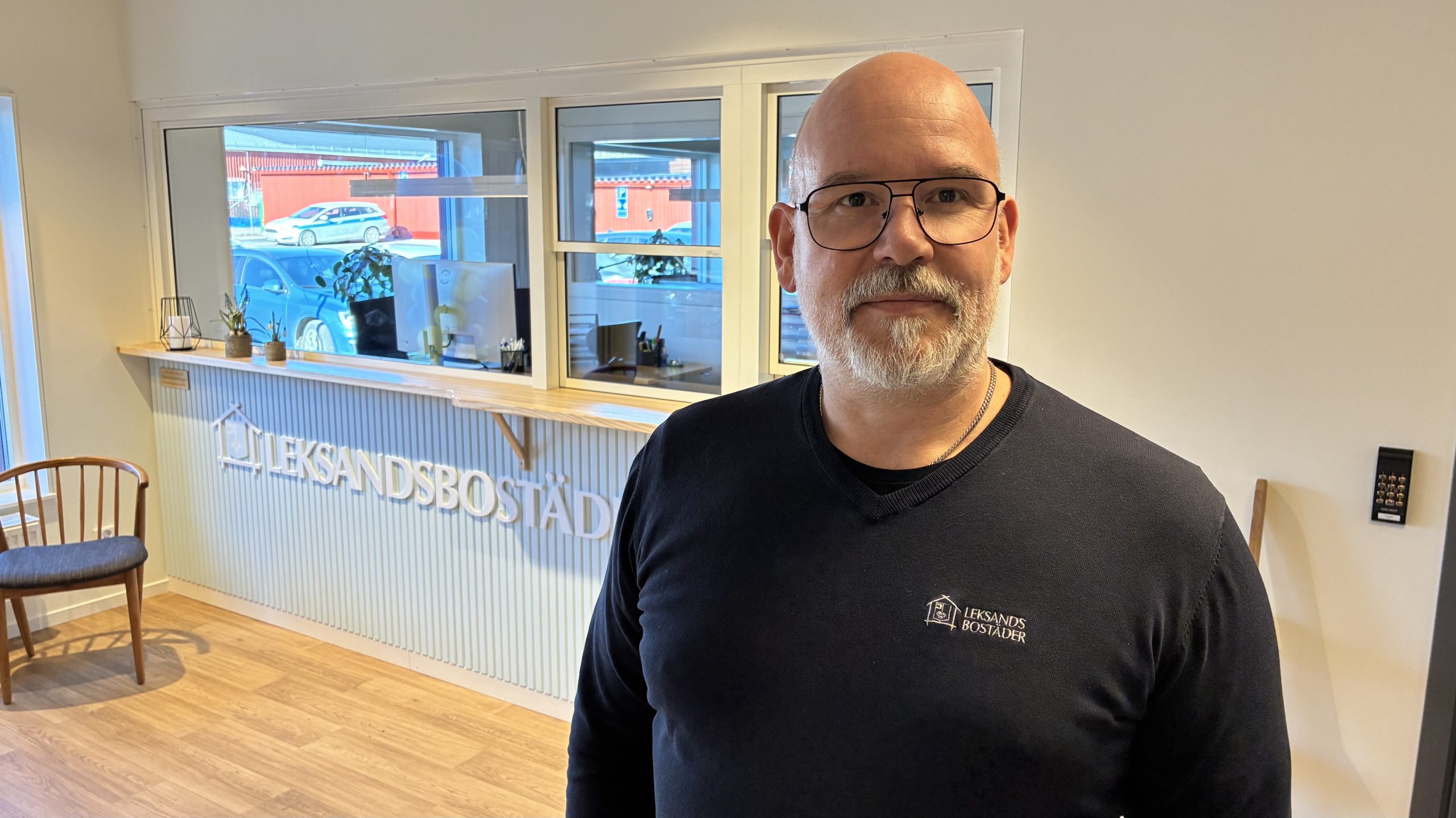 Alf Lilletofte i ett ljust möblerat rum.