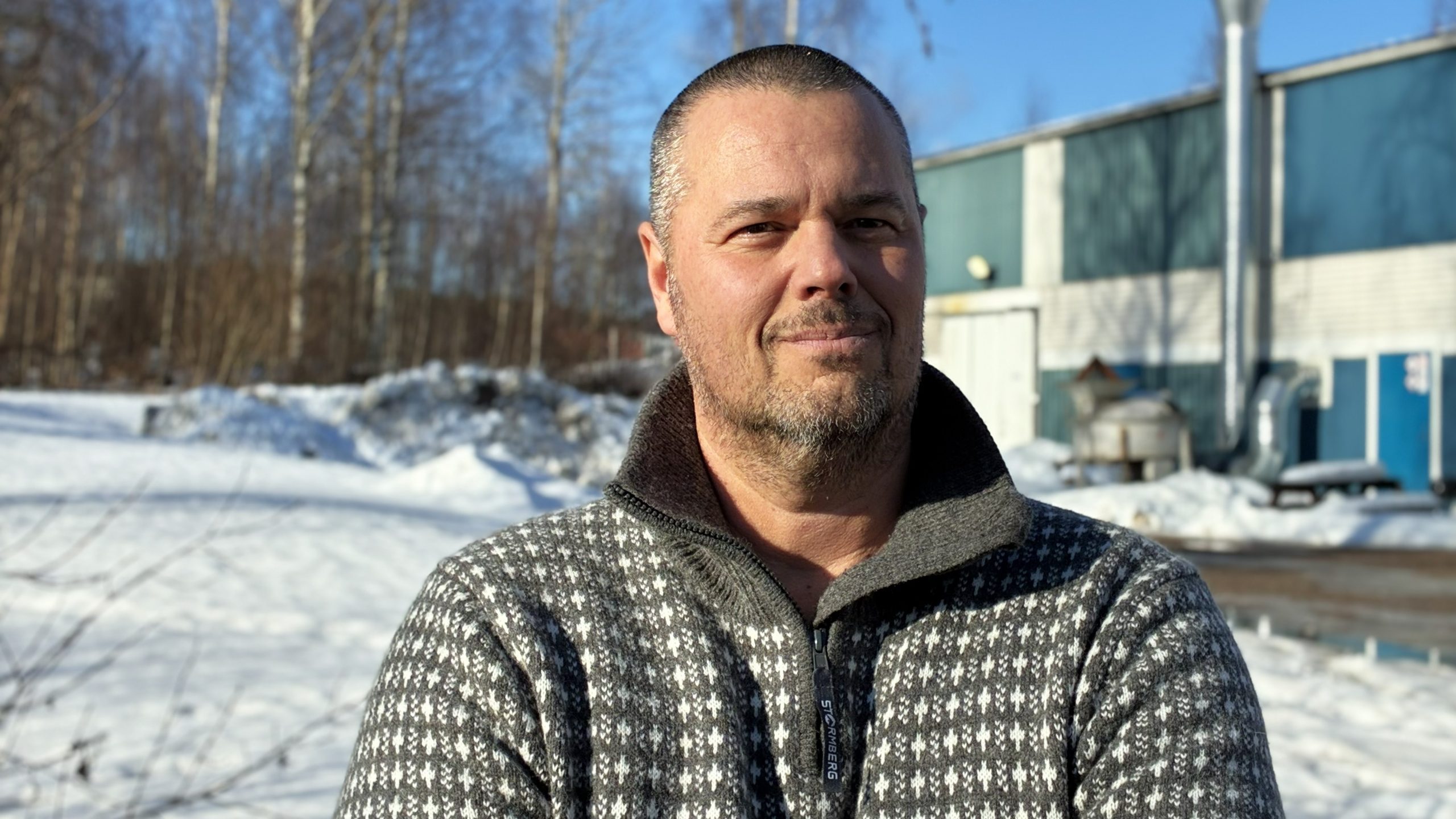 Porträttbild på Magnus Brandt i vintrig miljö.