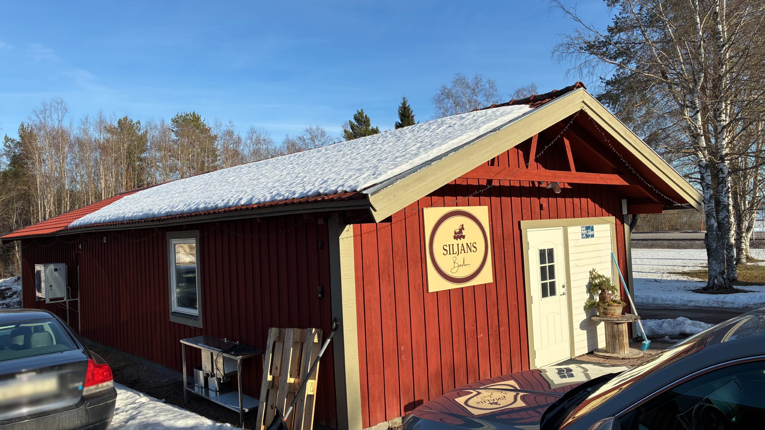 Exteriörbild på Siljansboden en solig vinterdag.