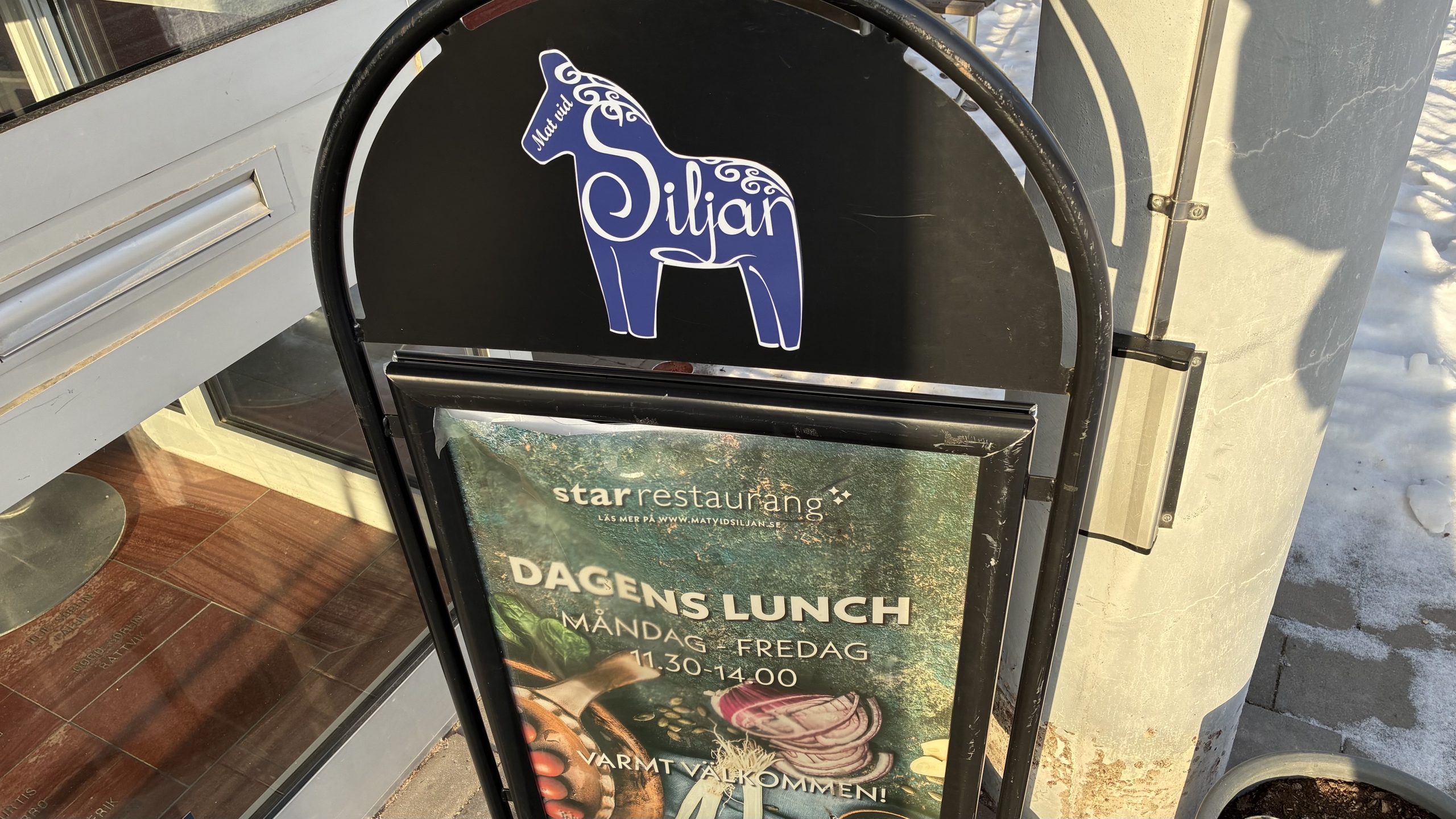 Trottoarpratare som marknadsför Star Restaurang.