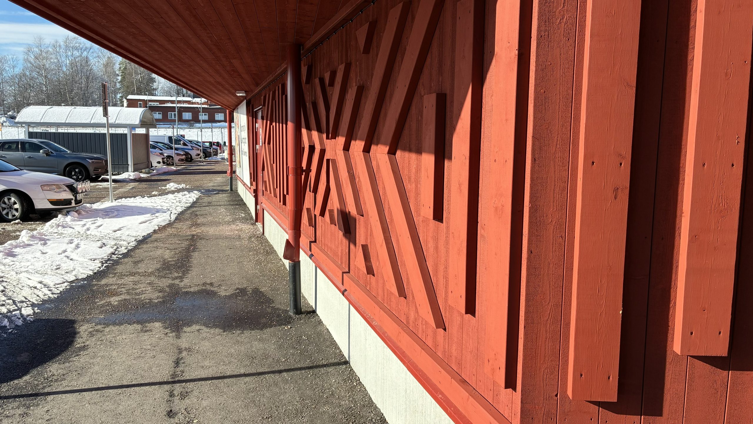 Utskurna trädetaljer fastborrade på träväggen.